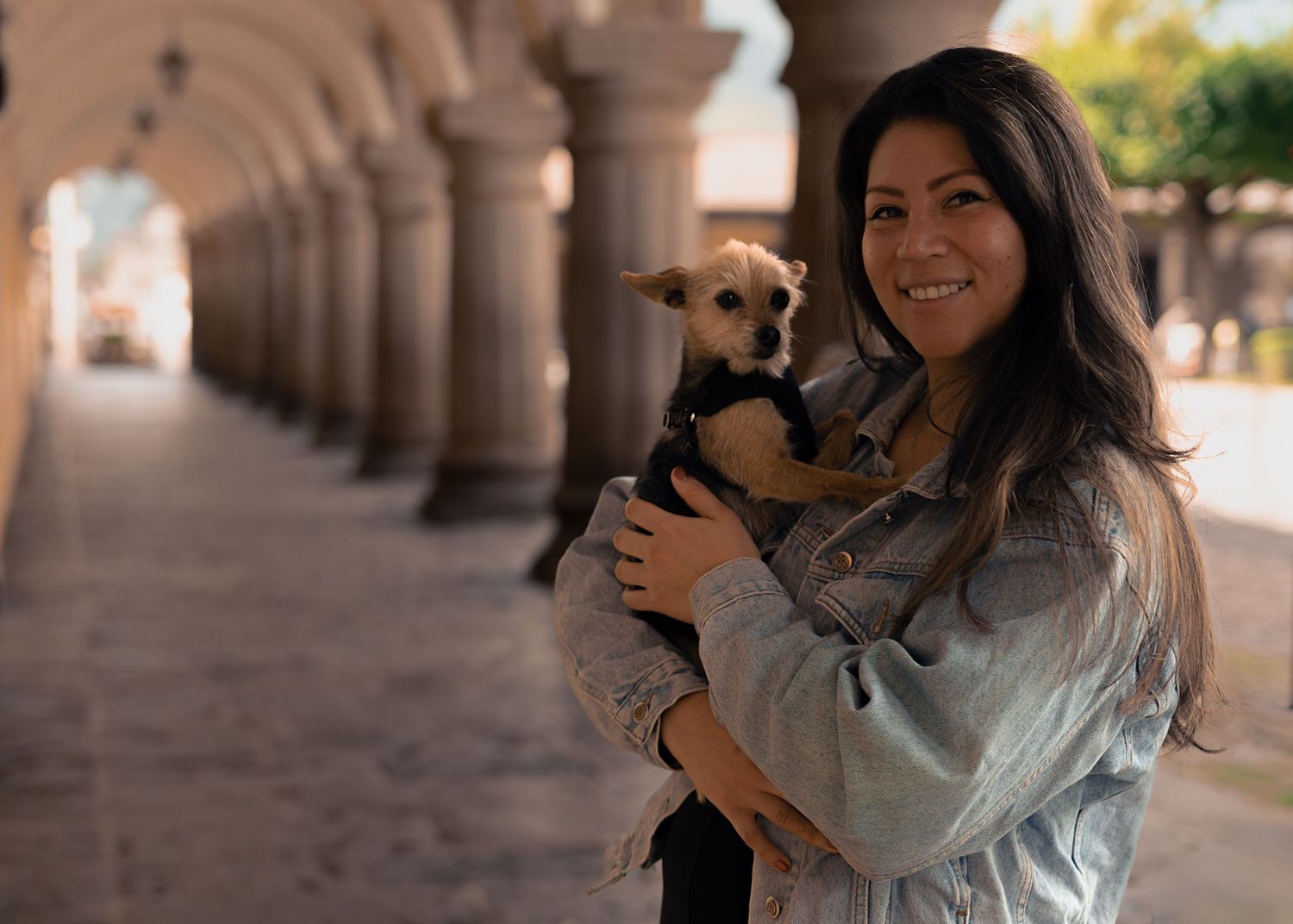 Dueña abrazando a su perro durante sesión familiar de fotografía de mascotas en Antigua Guatemala