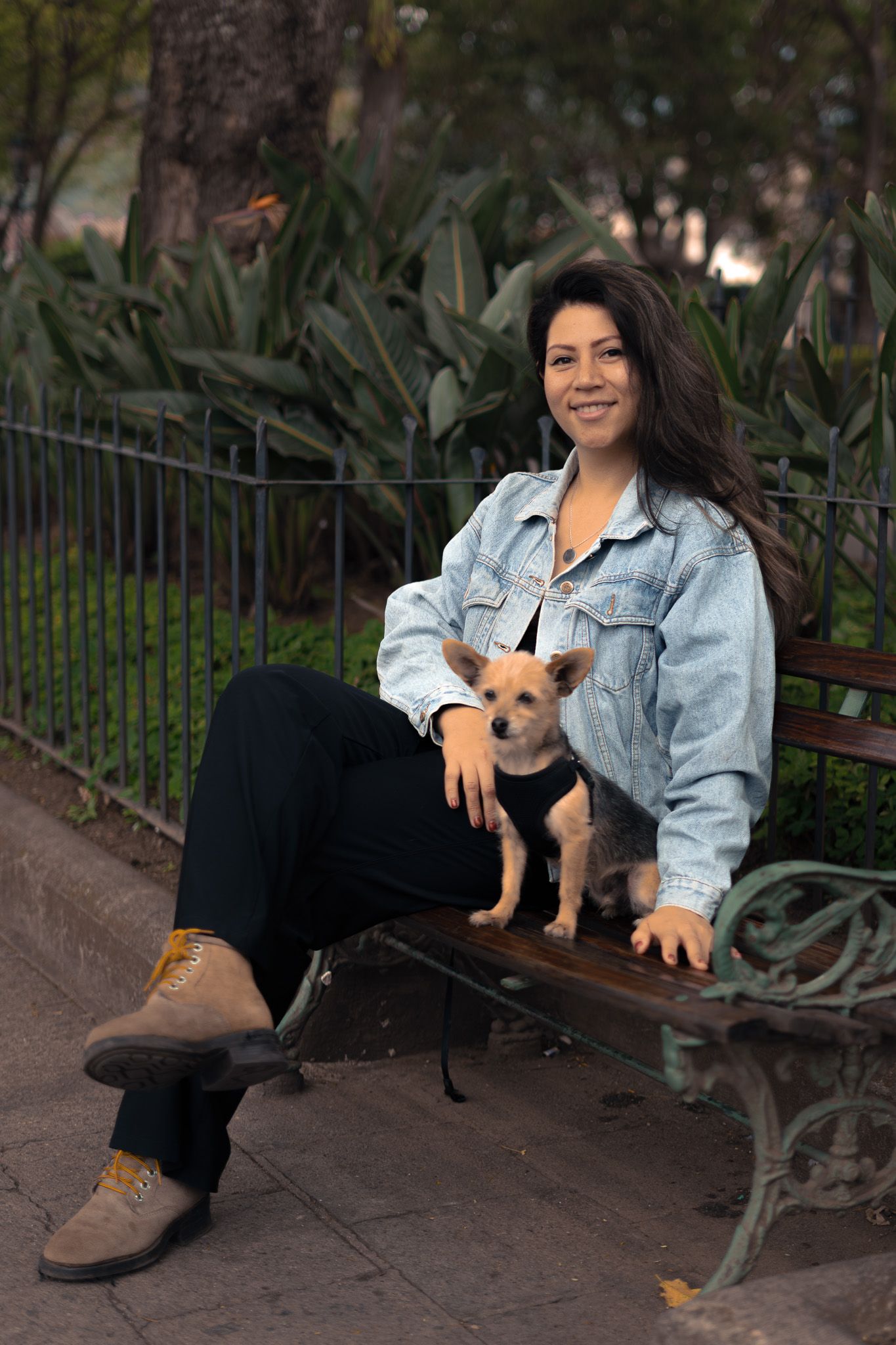 Dueño abrazando a su perro durante sesión familiar de fotografía de mascotas en Antigua Guatemala