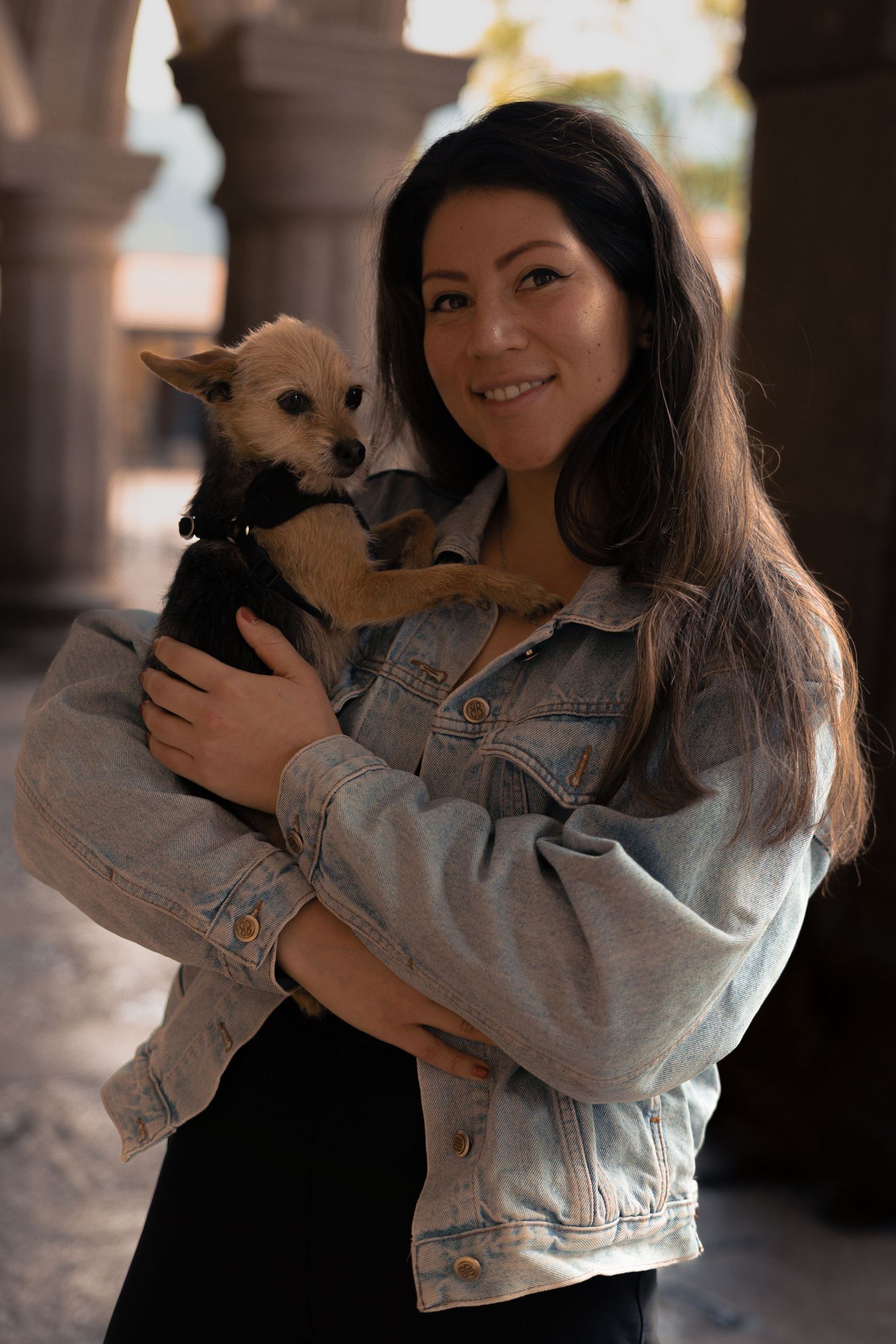 Dueña abrazando a su perro durante sesión familiar de fotografía de mascotas en Antigua Guatemala