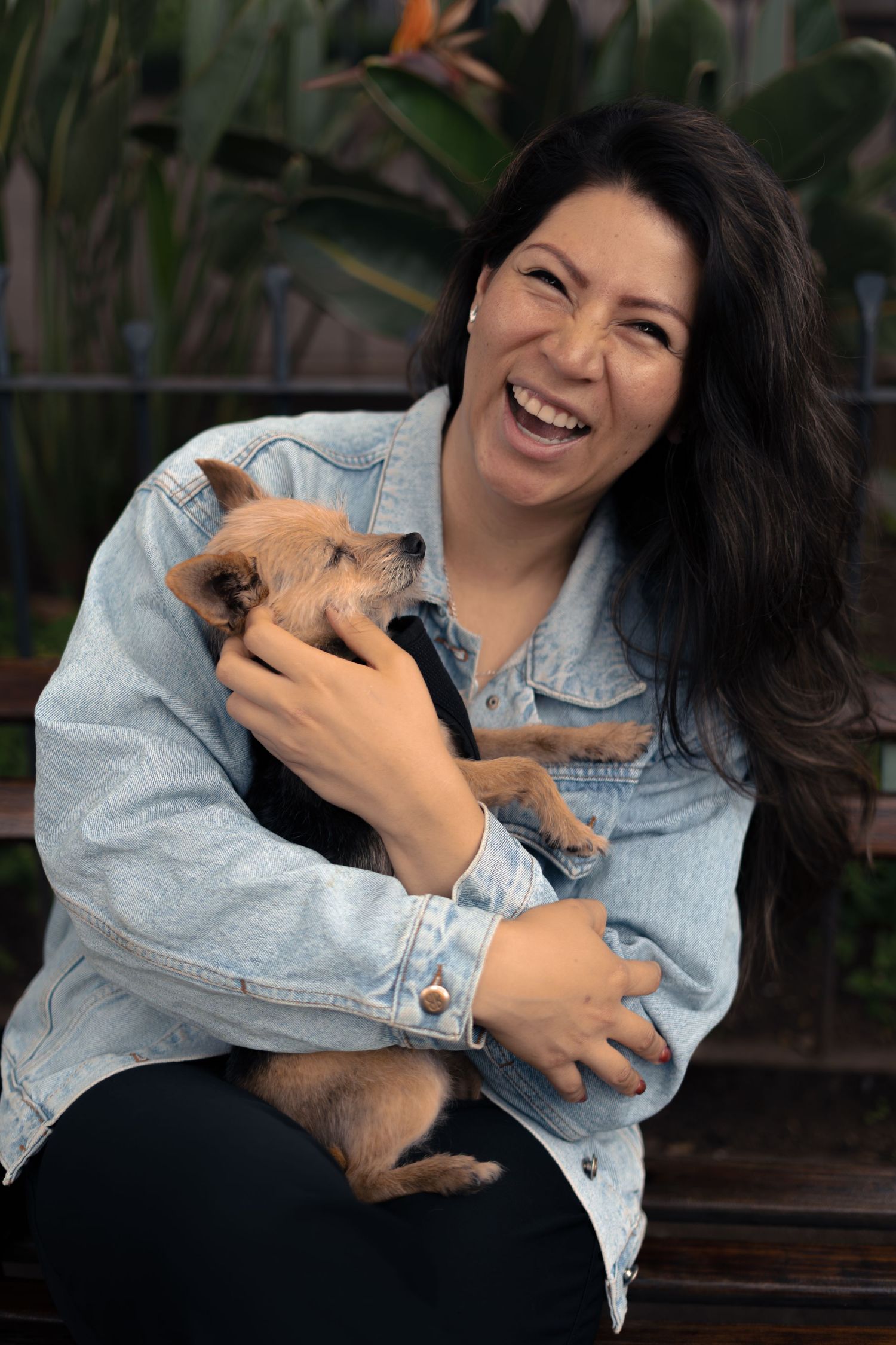 Dueña abrazando a su perro durante sesión familiar de fotografía de mascotas en Antigua Guatemala