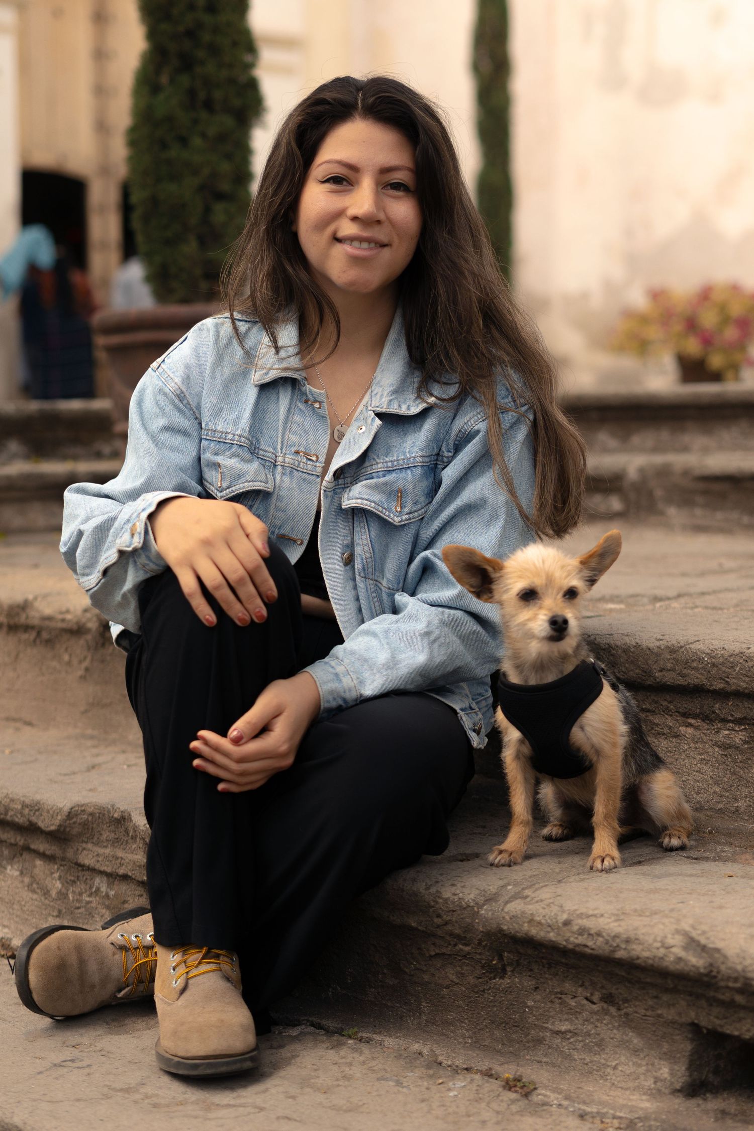 Dueña abrazando a su perro durante sesión familiar de fotografía de mascotas en Antigua Guatemala
