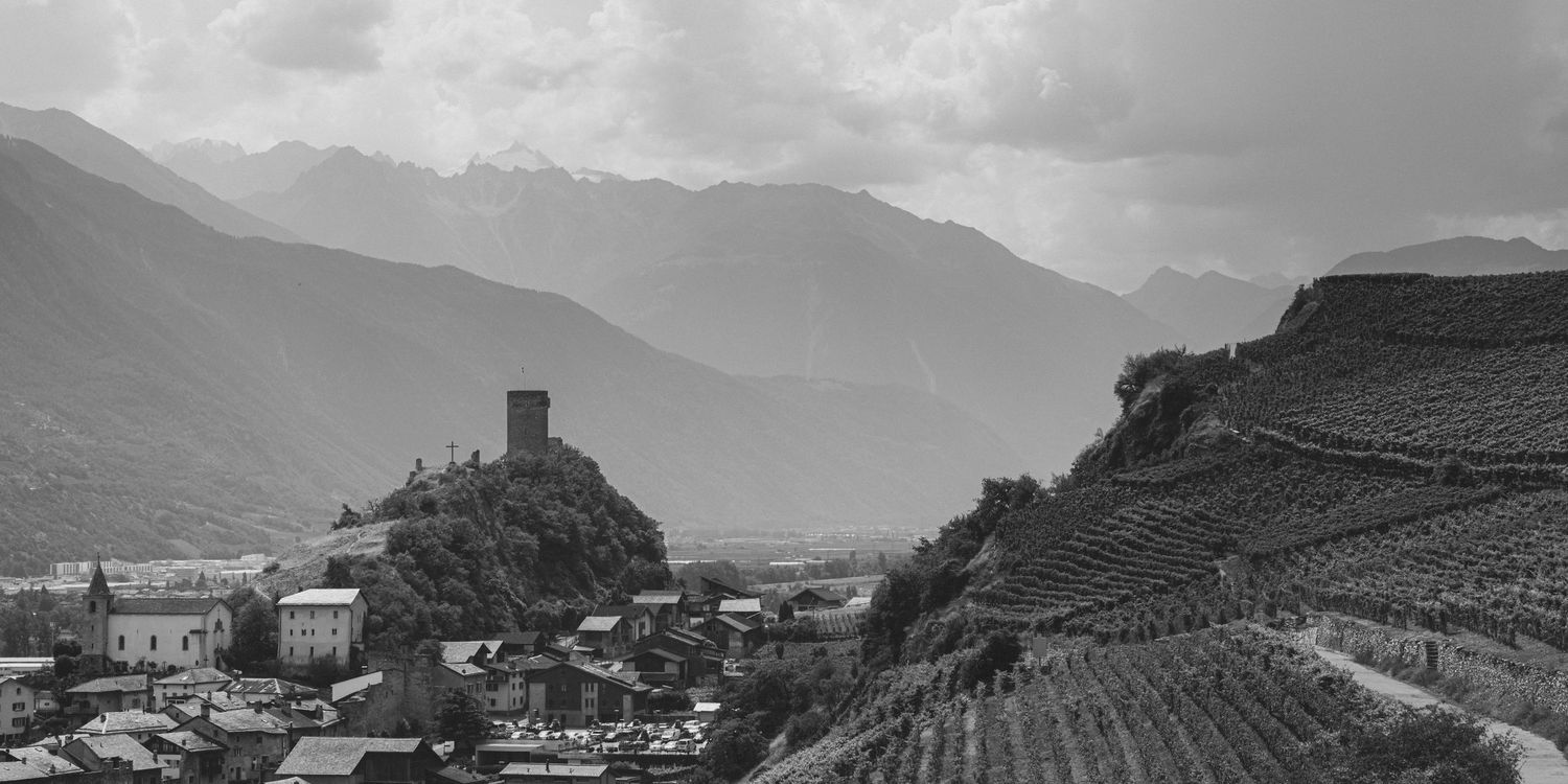 Vue noir et blanc de Saillon et de ses vignobles dans le Valais
