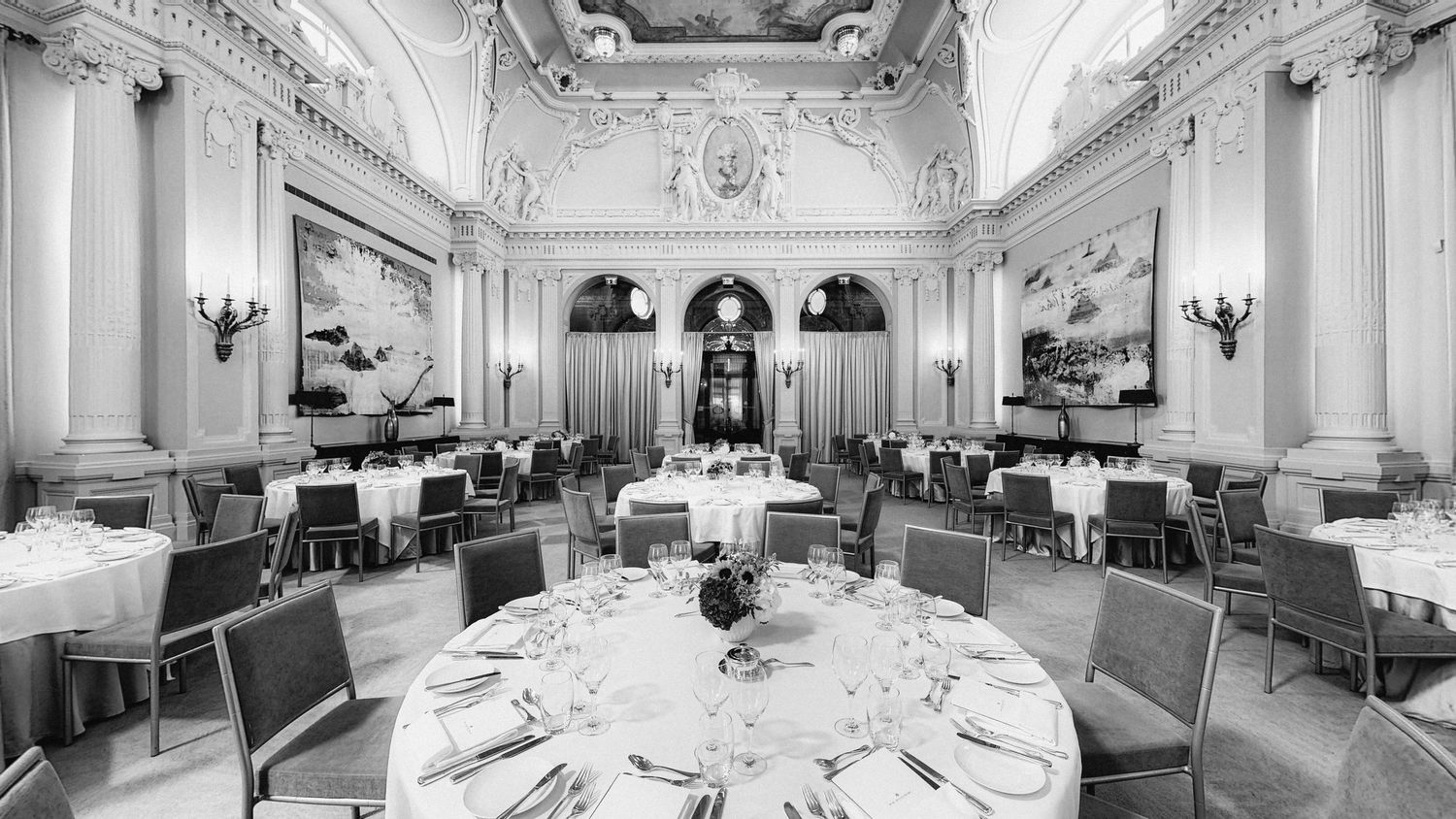 Salle de réception Rotonde élégamment dressée au Beau-Rivage Palace à Lausanne