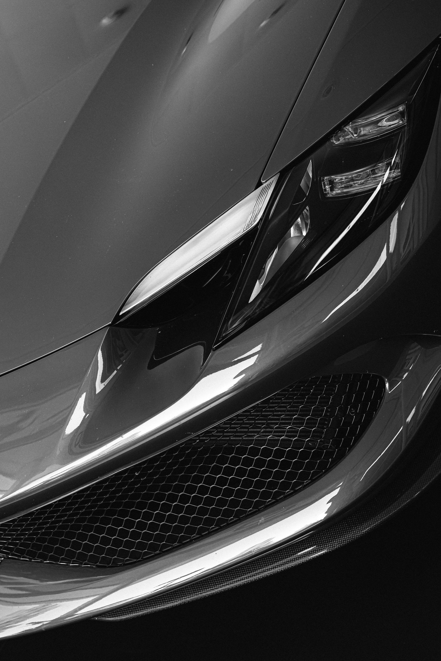 Détail de la carrosserie et des prises d’air d’une Ferrari