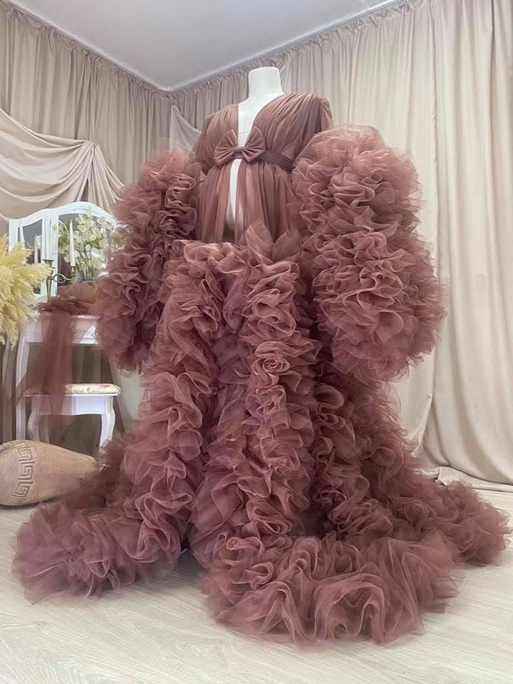 Mauve pink voluminous ruffled tulle maternity robe on a mannequin.