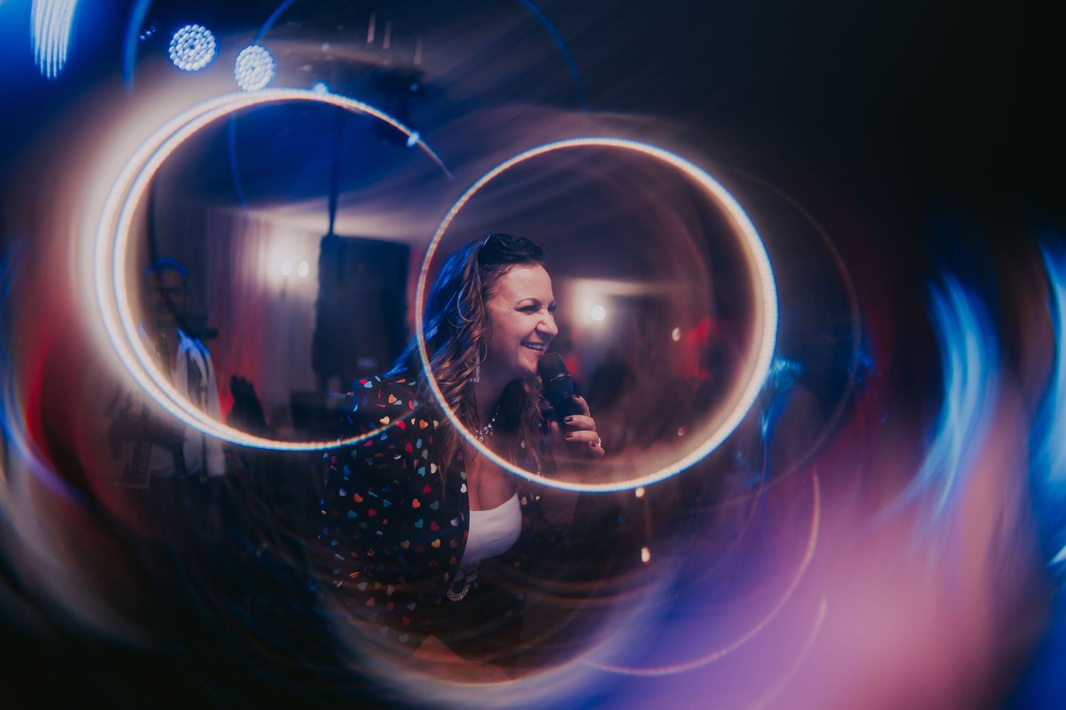 Creative circular long-exposure photo of a female singer performing at a wedding reception. Epicu Fotograf Drobeta-Turnu Severin