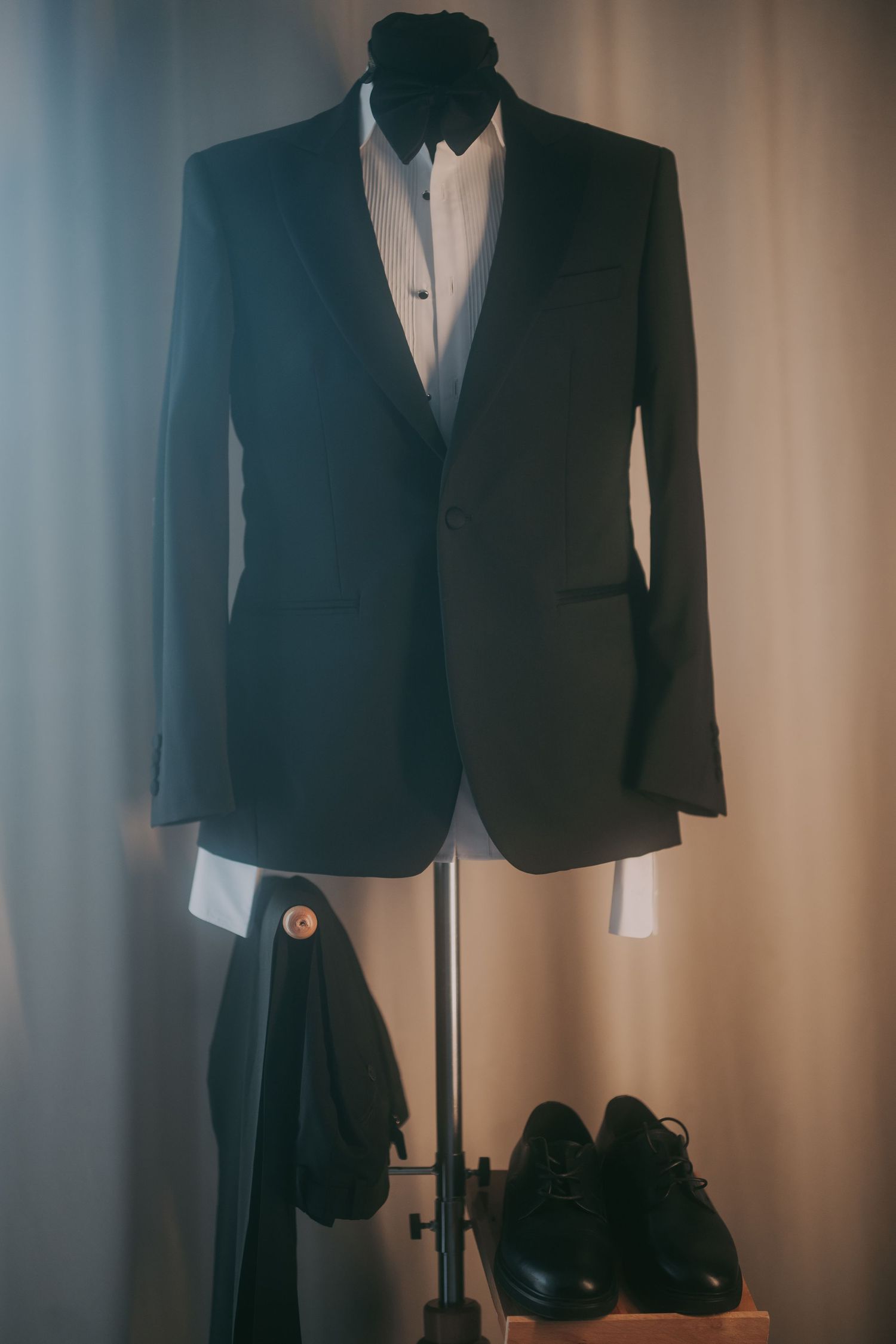 Classic black tuxedo suit displayed on mannequin with white shirt, black shoes and trousers for wedding. Epicu Fotograf Drobeta-Turnu Sever