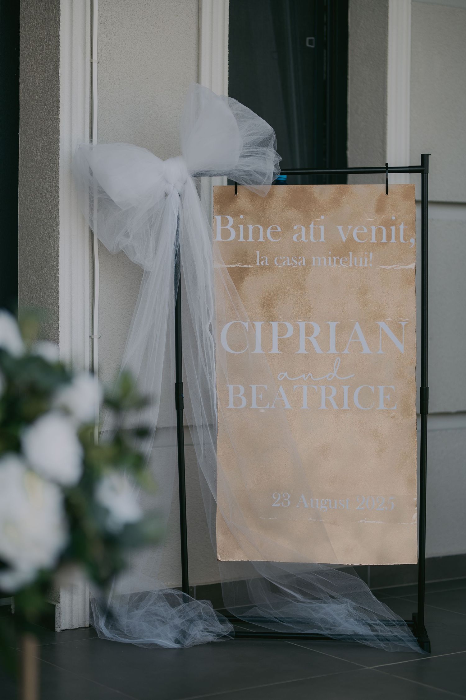 Elegant Romanian wedding welcome sign for Ciprian and Beatrice decorated with white tulle bow. Epicu Fotograf Drobeta-Turnu Severin