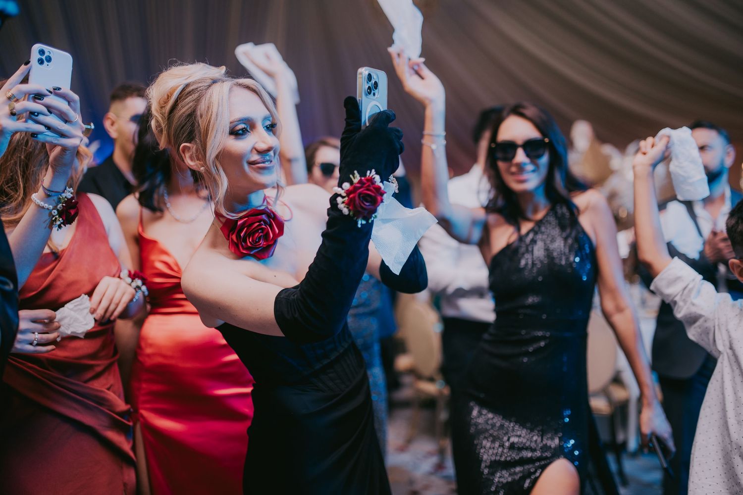 Elegantly dressed women dancing and recording video at a glamorous wedding reception party. Epicu Fotograf Drobeta-Turnu Severin