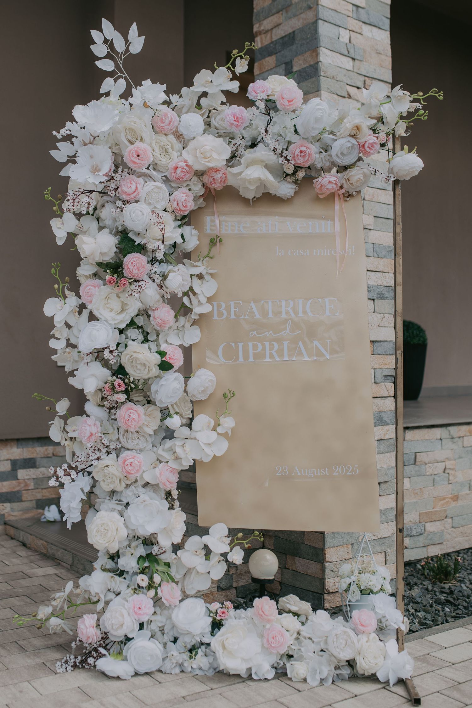 Elegant floral wedding welcome sign for Beatrice and Ciprian adorned with white and pink roses. Epicu Fotograf Drobeta-Turnu Severin