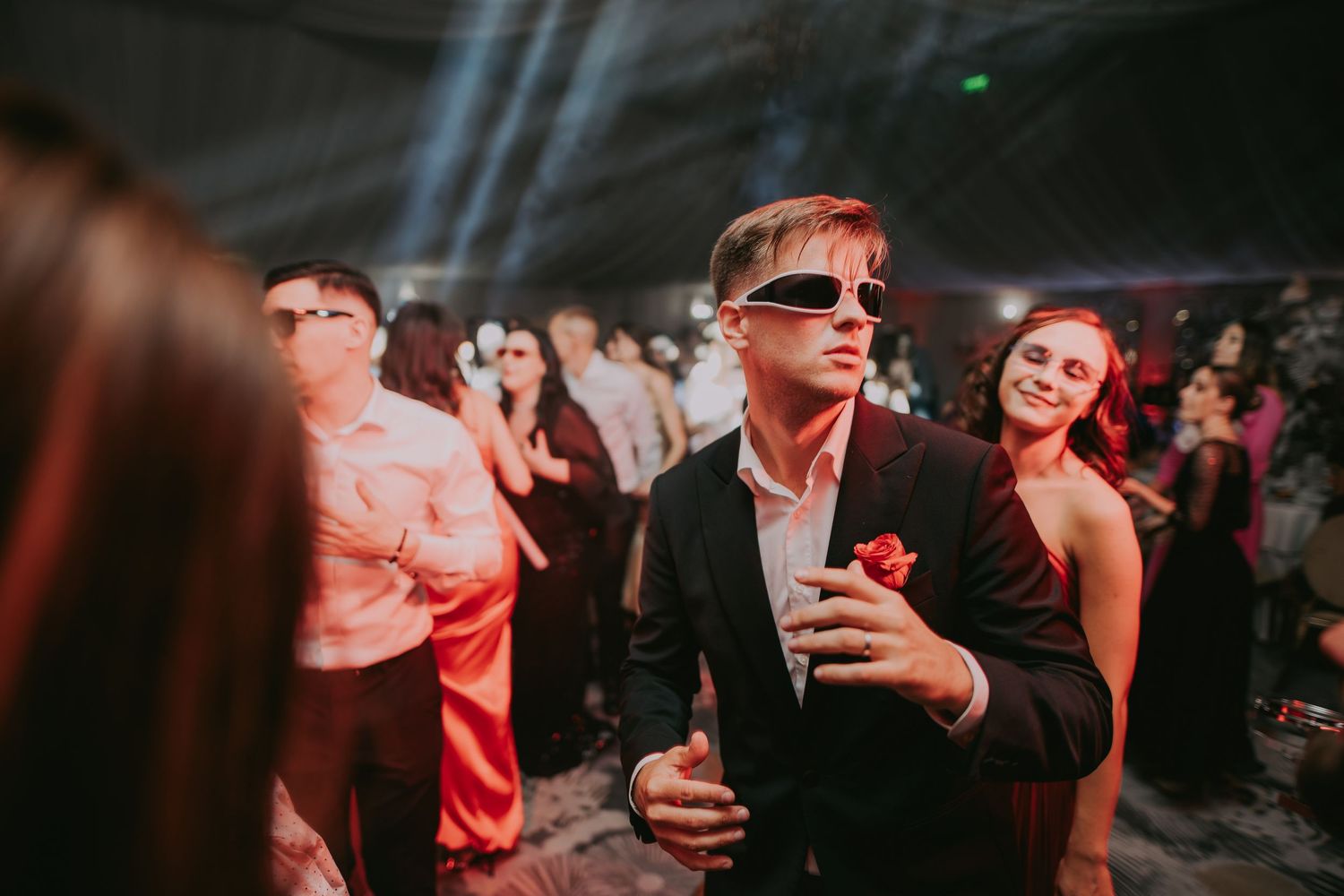 Young man in black suit wearing sunglasses holding a drink at a wedding reception. Epicu Fotograf Drobeta-Turnu Severin