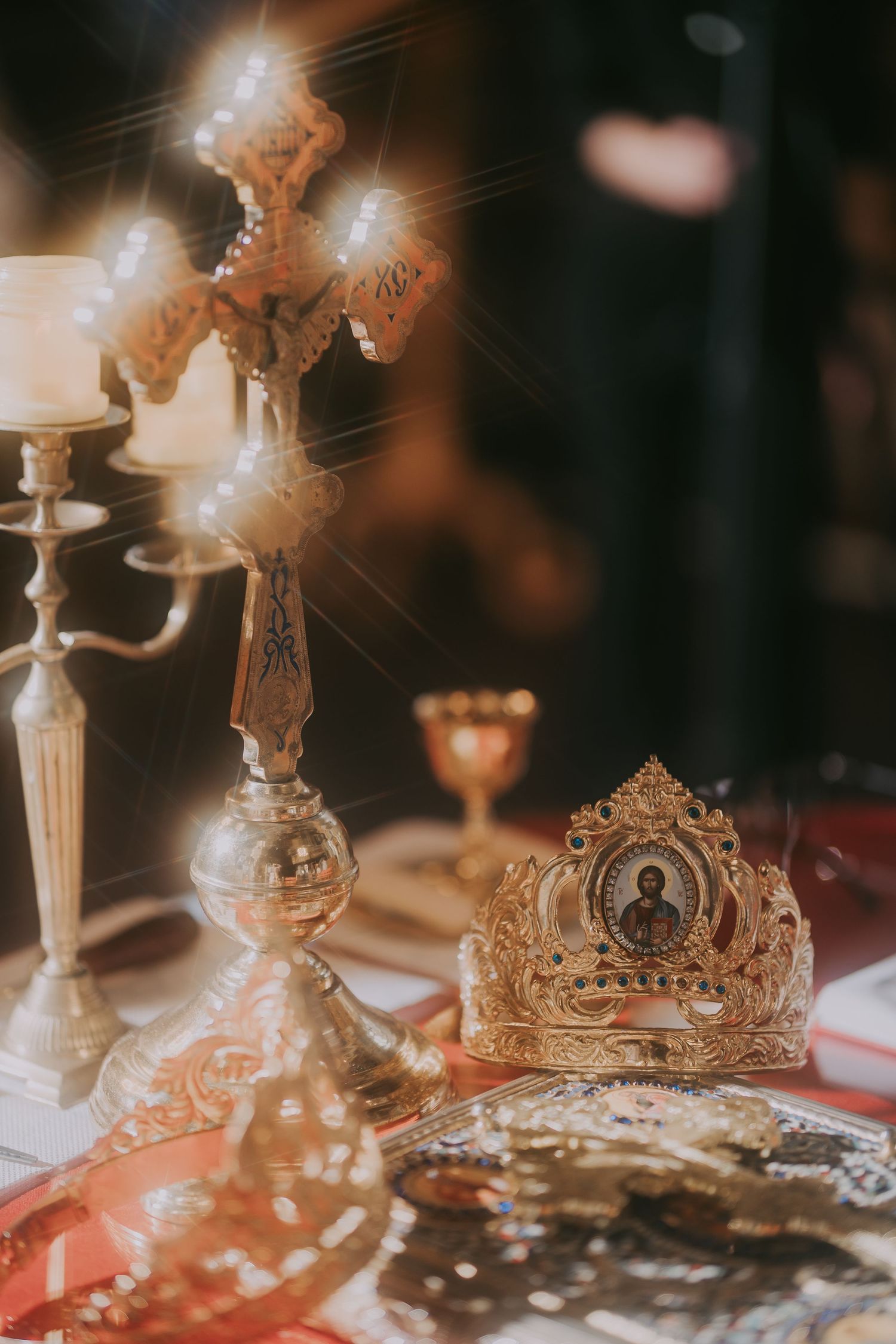 Golden Orthodox wedding crown and ornate cross candelabra glowing on a red ceremonial altar. Epicu Fotograf Drobeta-Turnu Severin