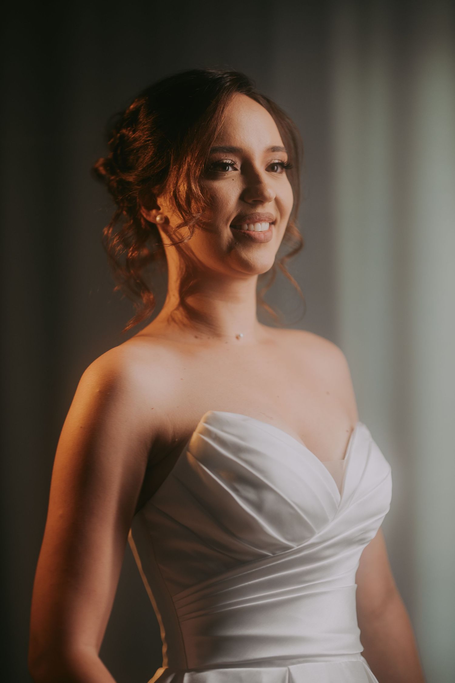 Beautiful smiling bride in a strapless sweetheart wedding gown with an elegant updo hairstyle. Epicu Fotograf Drobeta-Turnu Severin