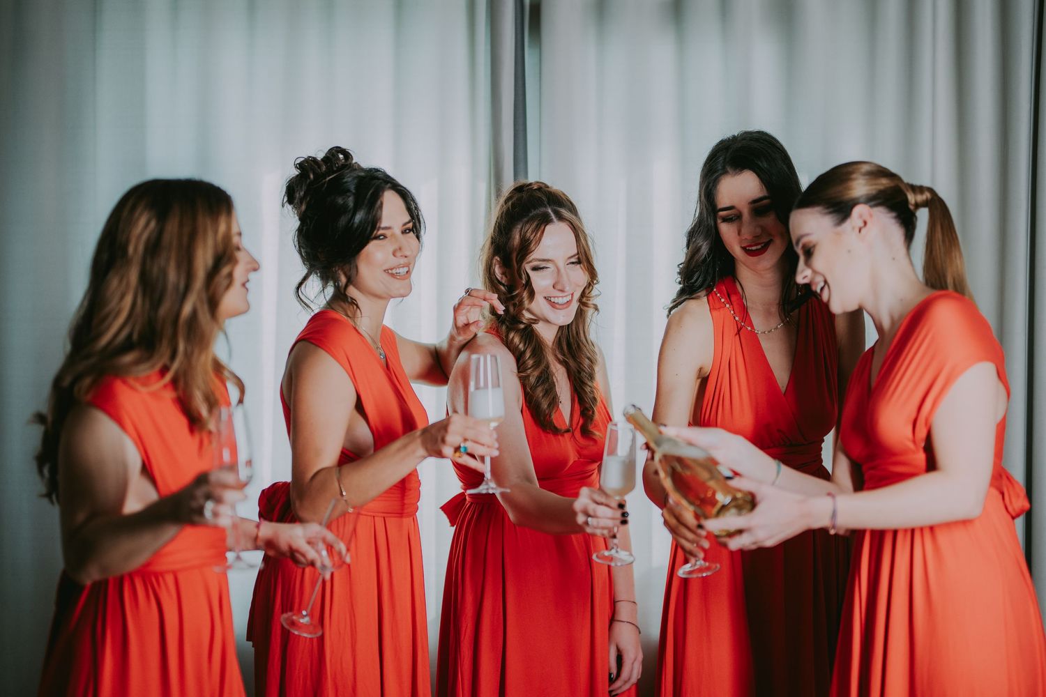 Five bridesmaids in red dresses toasting with champagne glasses before the wedding. Epicu Fotograf Drobeta-Turnu Severin