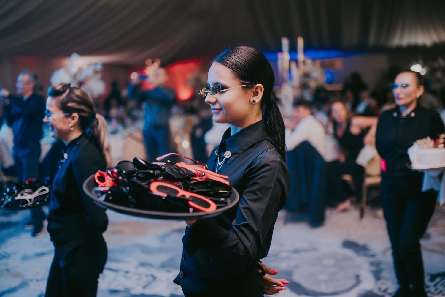 Smiling waitress serving decorative glasses on tray at elegant wedding reception event. Epicu Fotograf Drobeta-Turnu Severin
