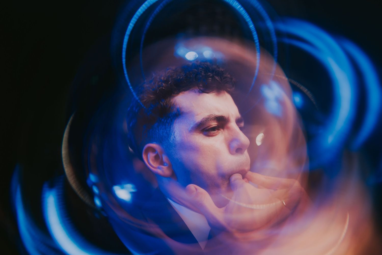 Artistic long-exposure portrait of a man surrounded by swirling blue light trails at a wedding. Epicu Fotograf Drobeta-Turnu Severin