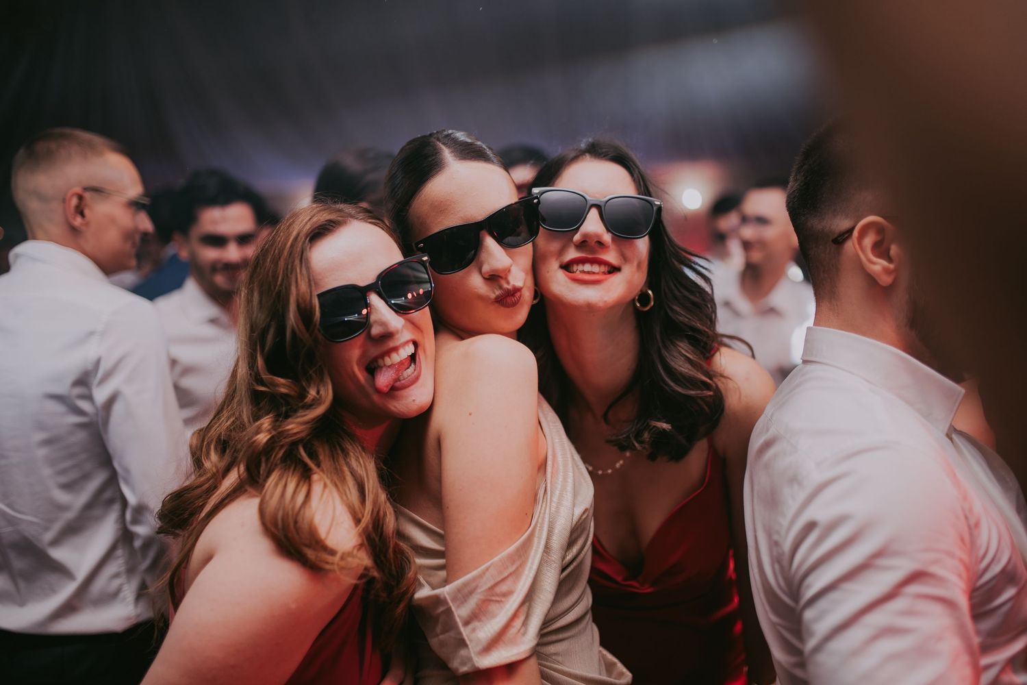 Three women in sunglasses posing together and smiling at a wedding reception celebration. Epicu Fotograf Drobeta-Turnu Severin