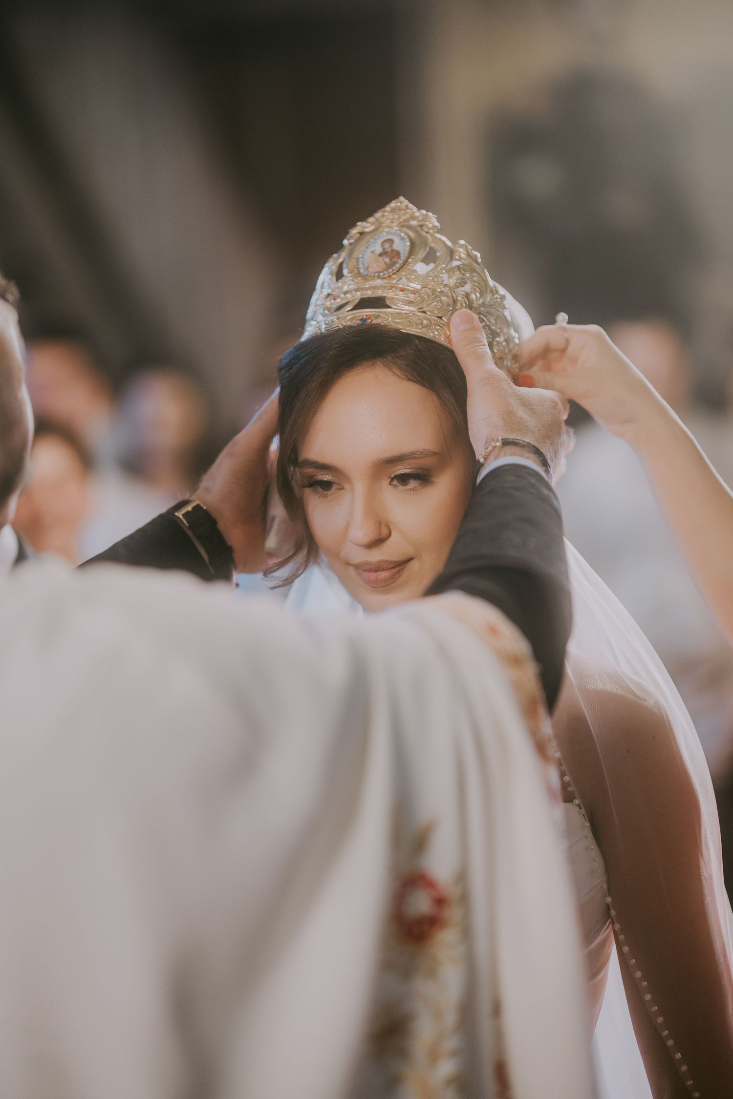 Orthodox priest placing decorative golden crown on bride during traditional wedding ceremony. Epicu Fotograf Drobeta-Turnu Severin