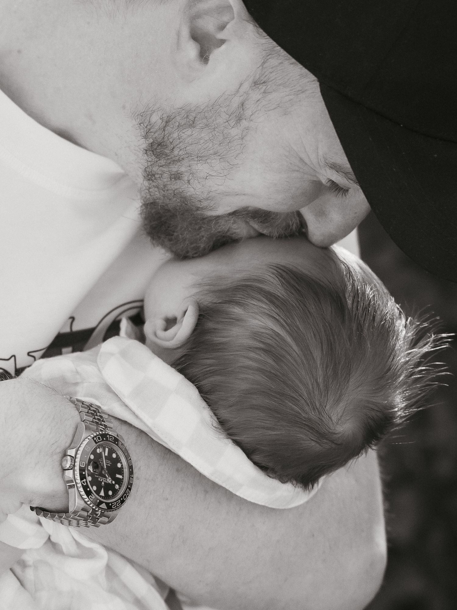 dad kissing newborn head
