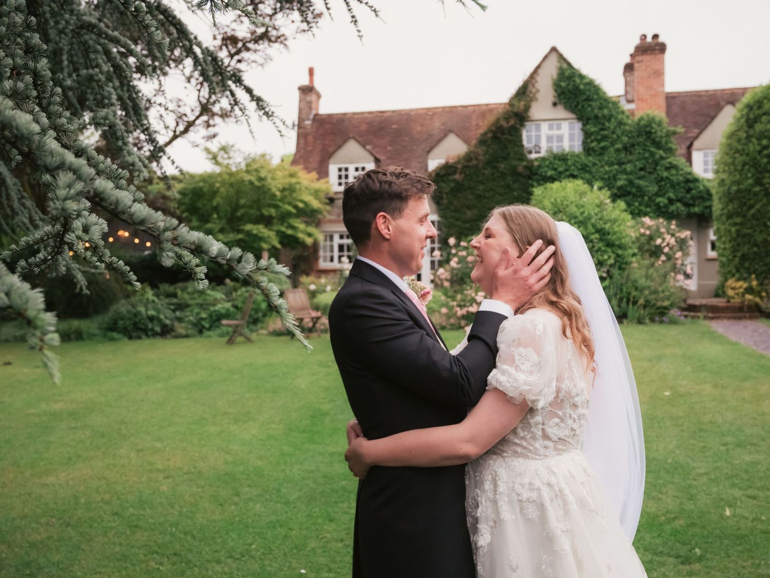Newly wed couple outside house at Luxters Barn