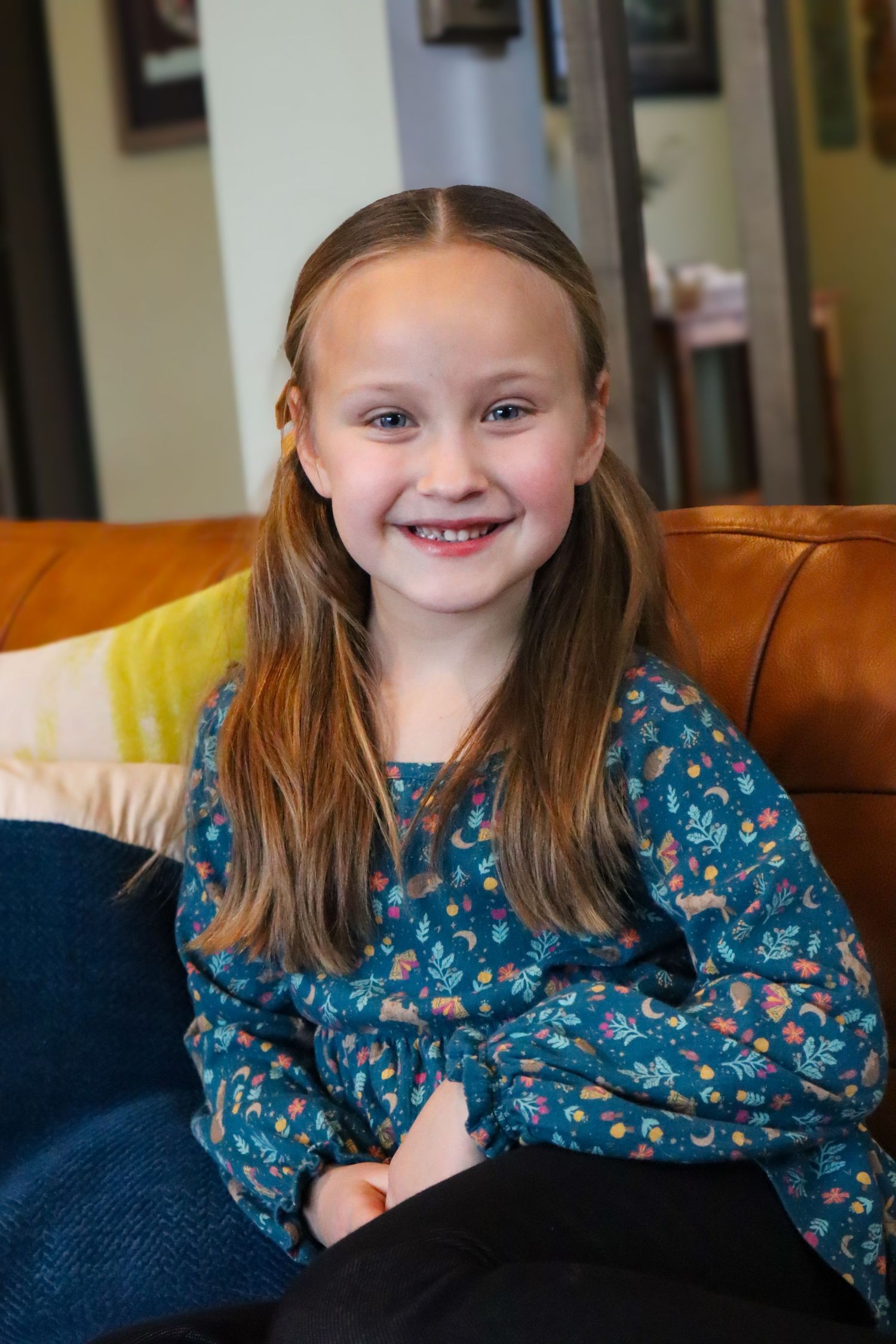 little girl sitting on couch, indoor photoshoot
