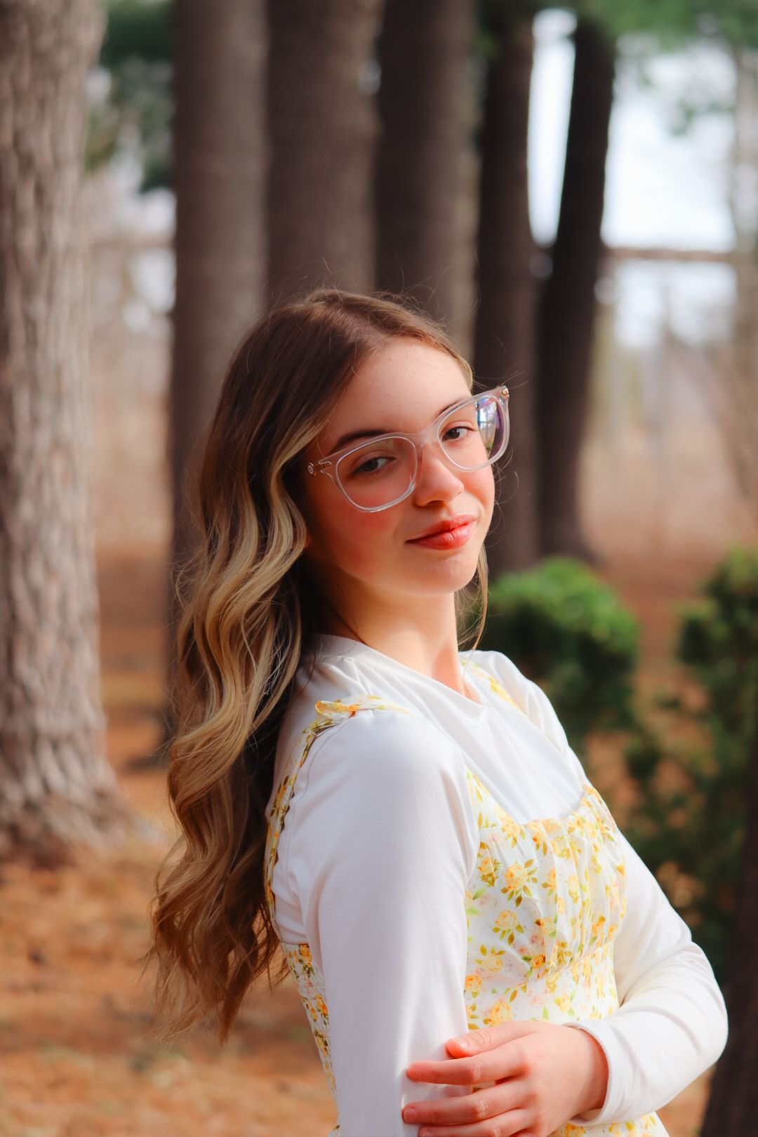 senior girl photoshoot, girl in a forest