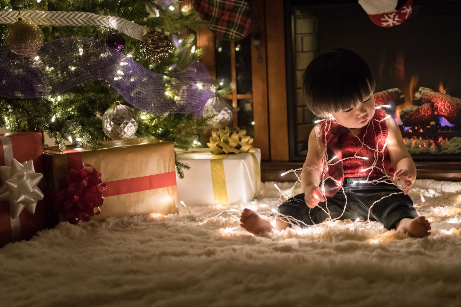 Toddler christmas photo with string lights