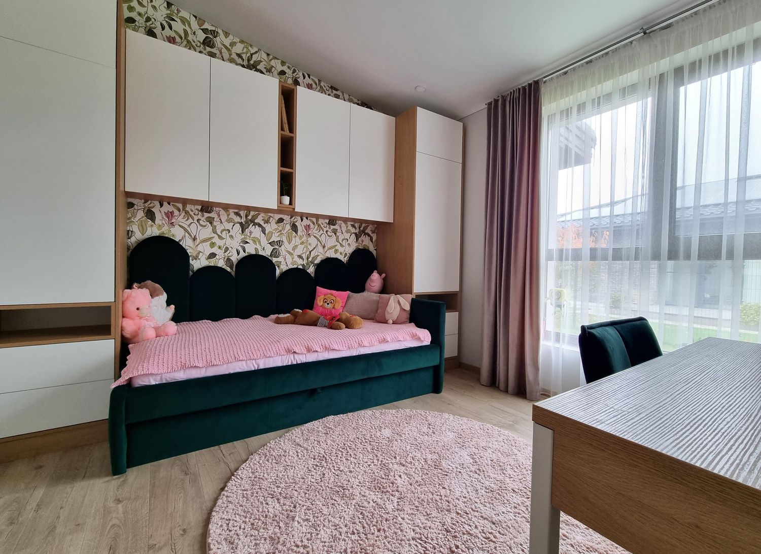 Pušų apsuptyje