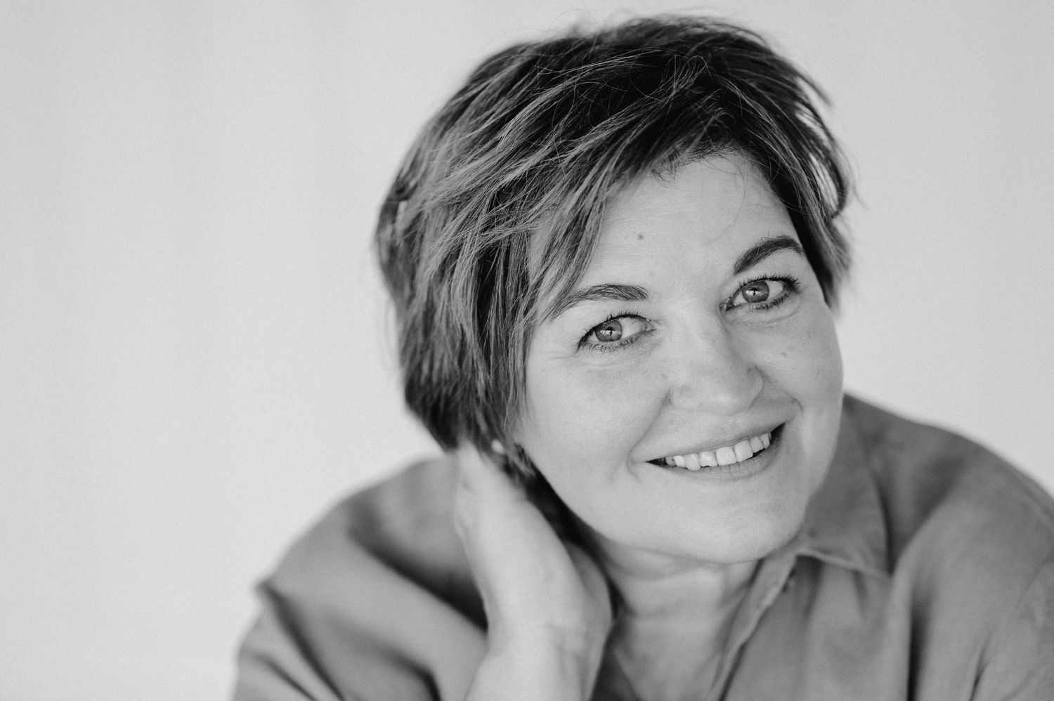 Schwarz-Weiß-Portrait einer Frau mit kurzem Haar – authentisches Selbstliebe-Shooting mit Nähe und Ausdruck