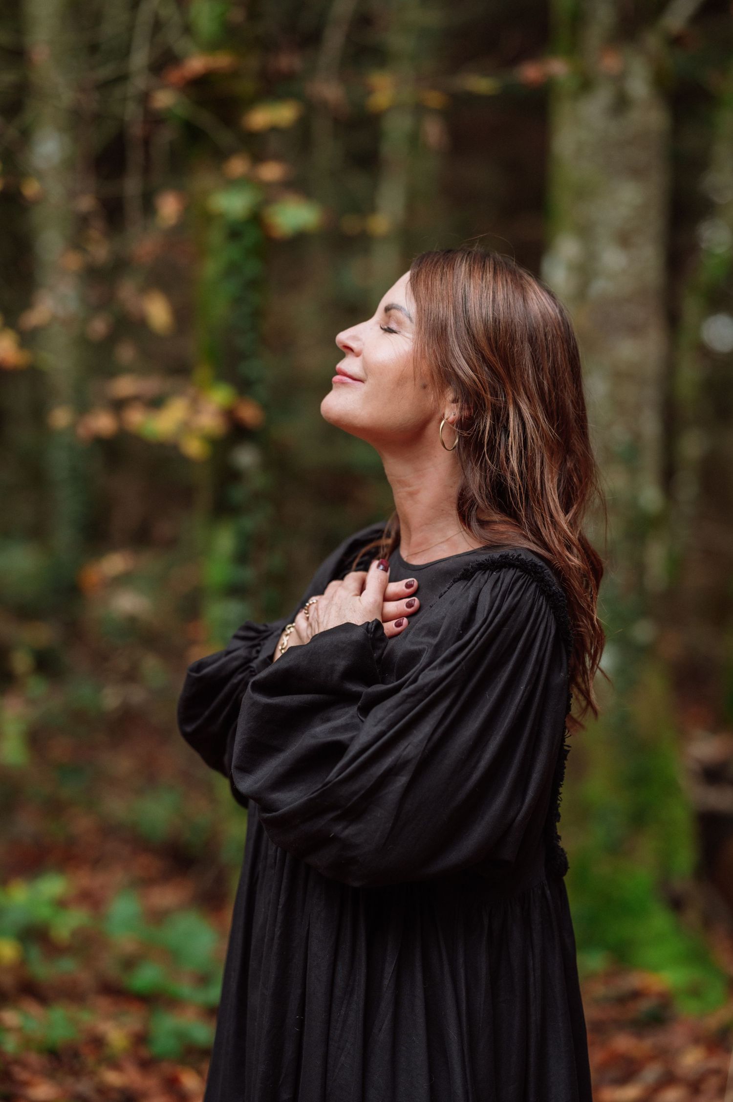 Businessportrait einer Yogalehrerin und Coachin in schwarzem Kleid – selbstverbunden und präsent im Wald