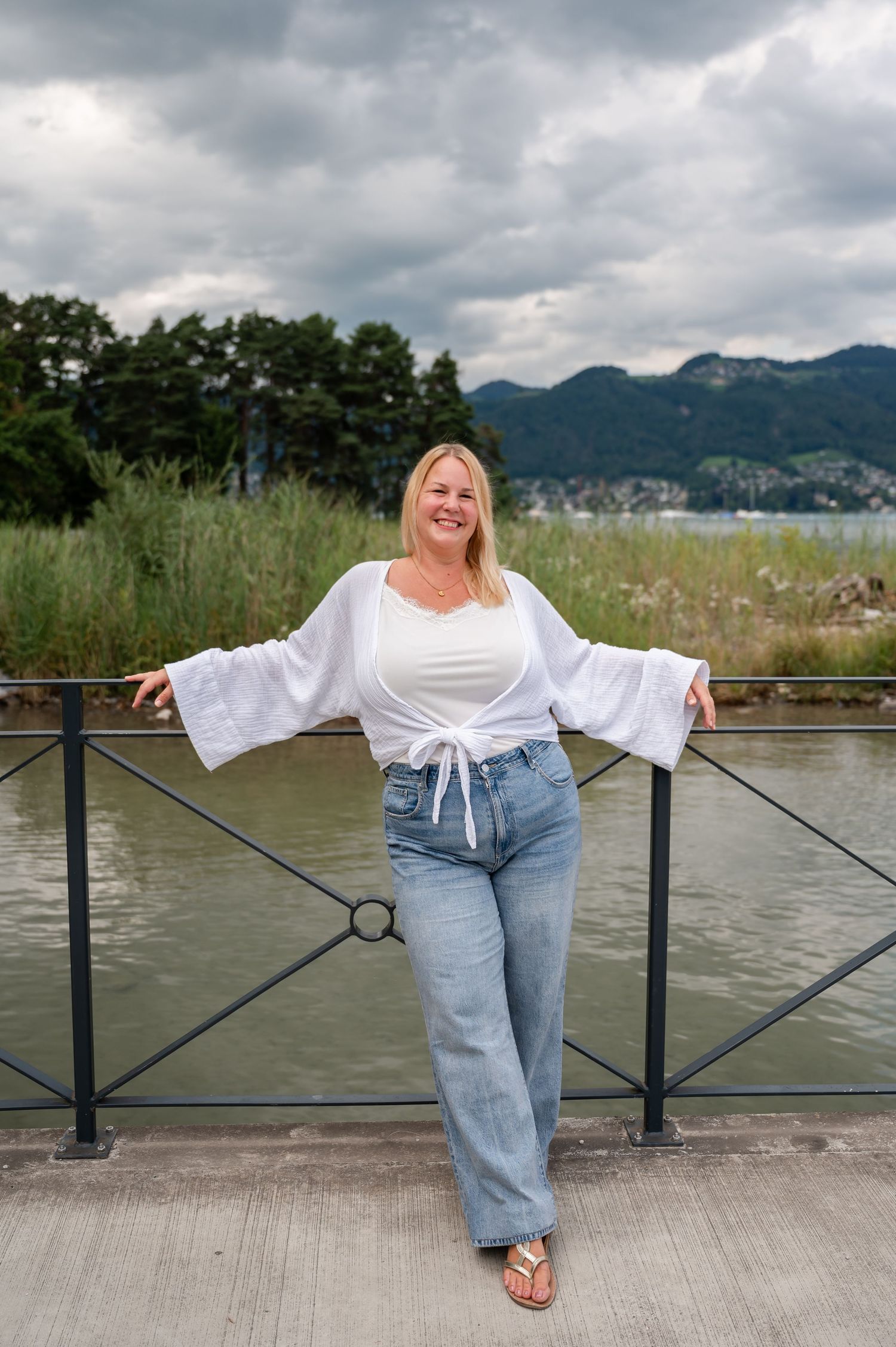 Authentisches Portrait einer Unternehmerin in der Natur bei Bern – professionell & lebensnah