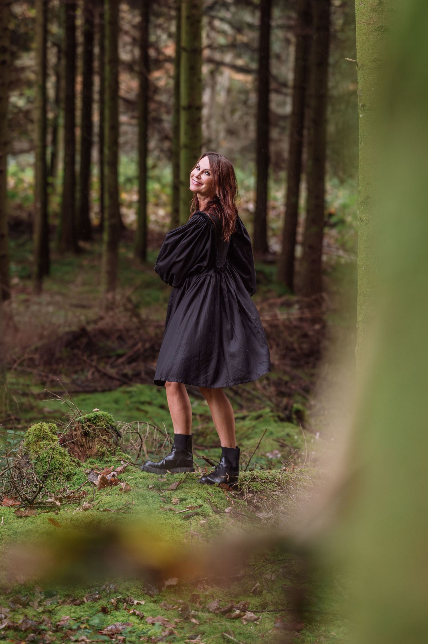 Businessportrait einer Yogalehrerin und Coachin in schwarzem Kleid – selbstverbunden und präsent im Wald