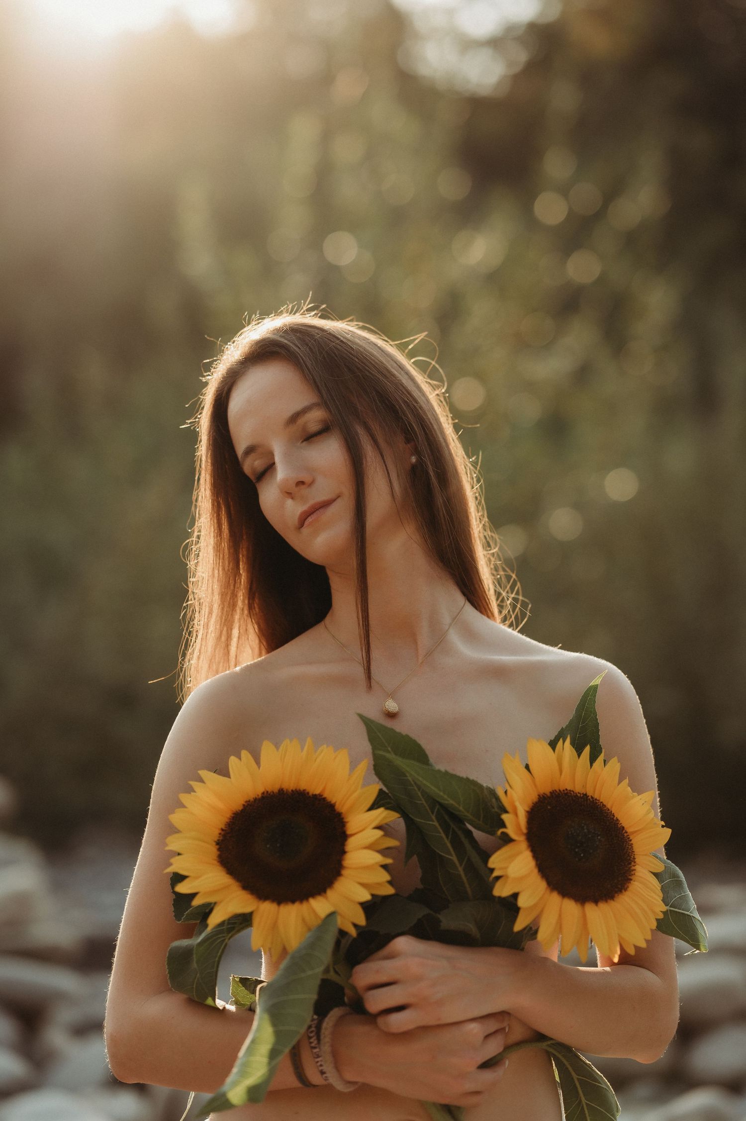 Sinnliche Boudoir-Portraits in der Natur – zartes Licht, Sonnenblumen und Selbstliebe im Fokus. Dein Shooting-Erlebnis in Thun.