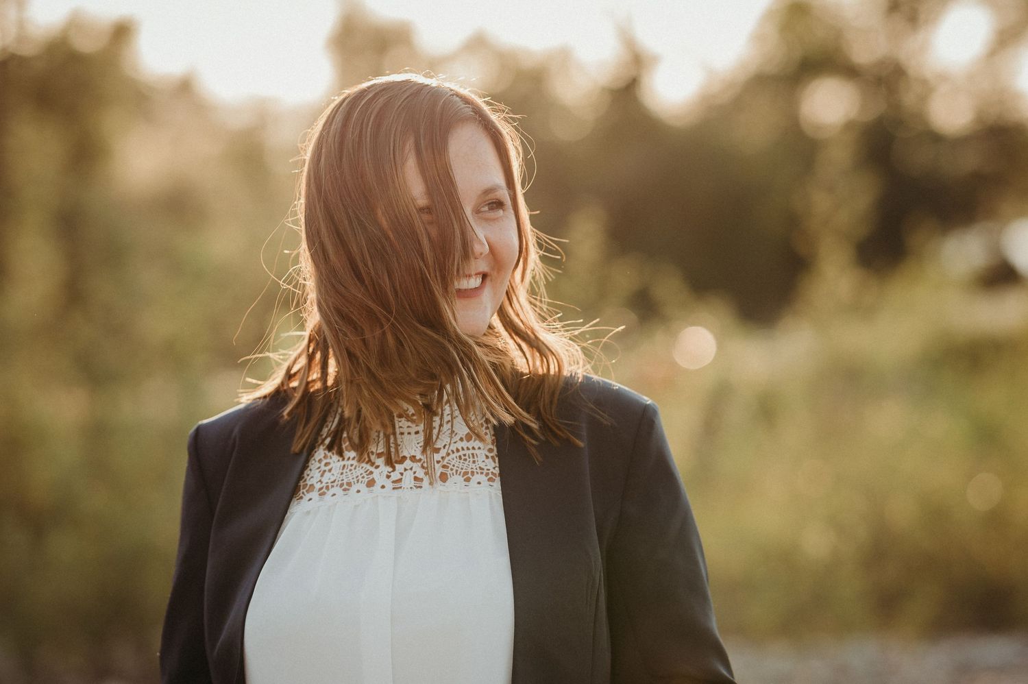 Business-Portrait einer Frau im Blazer bei Sonnenuntergang – natürlich, offen und professionell