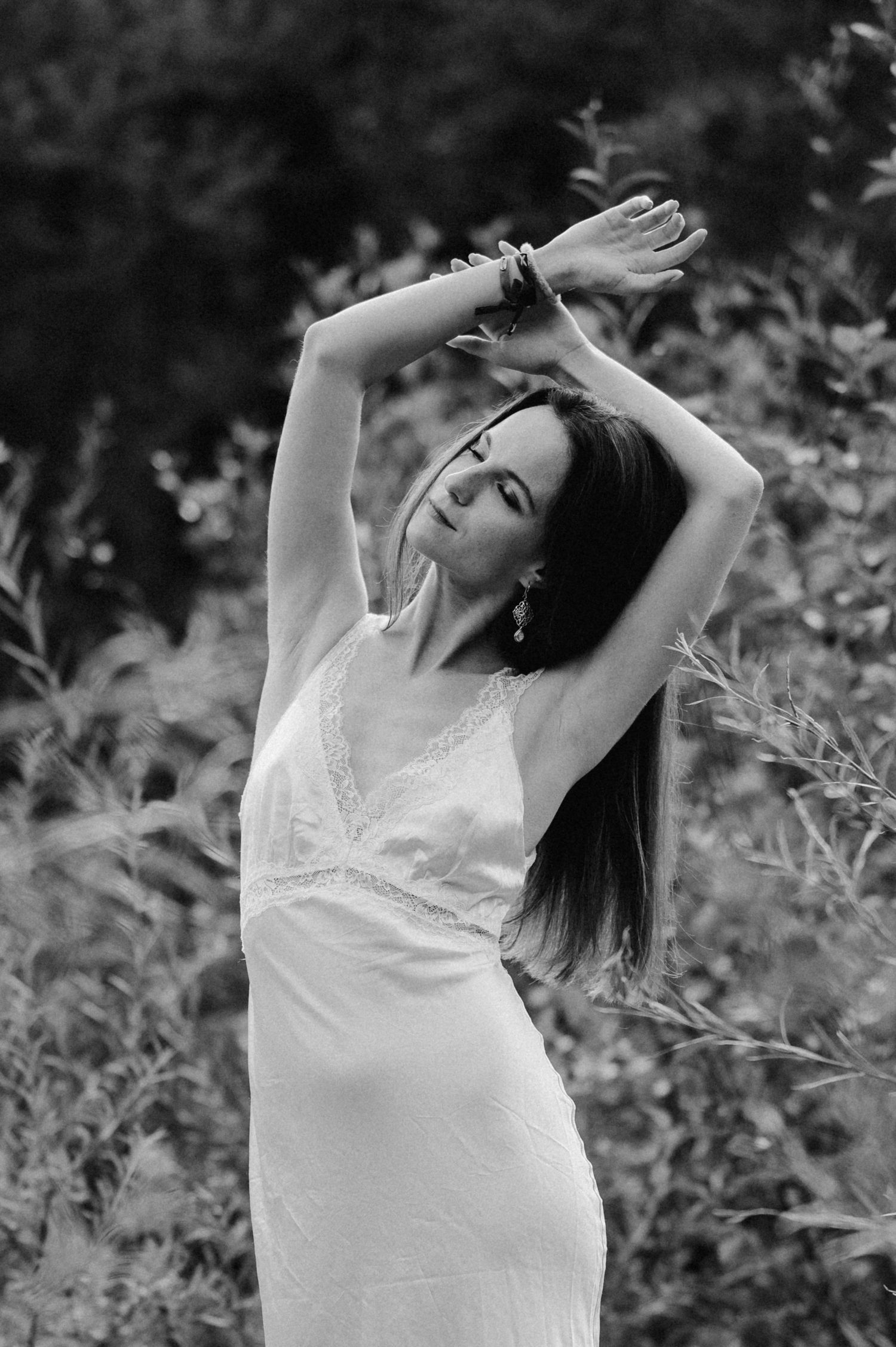 Boudoir mit Leichtigkeit: Natürlich, sinnlich und voller Selbstvertrauen. Dein Selbstliebe-Shooting in der Natur rund um Thun.