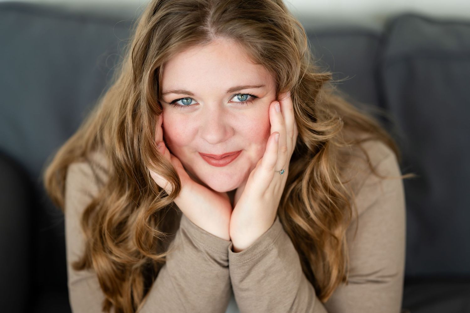 Portrait einer jungen Frau mit blauen Augen bei einem Selbstliebe-Shooting in Thun / Bern