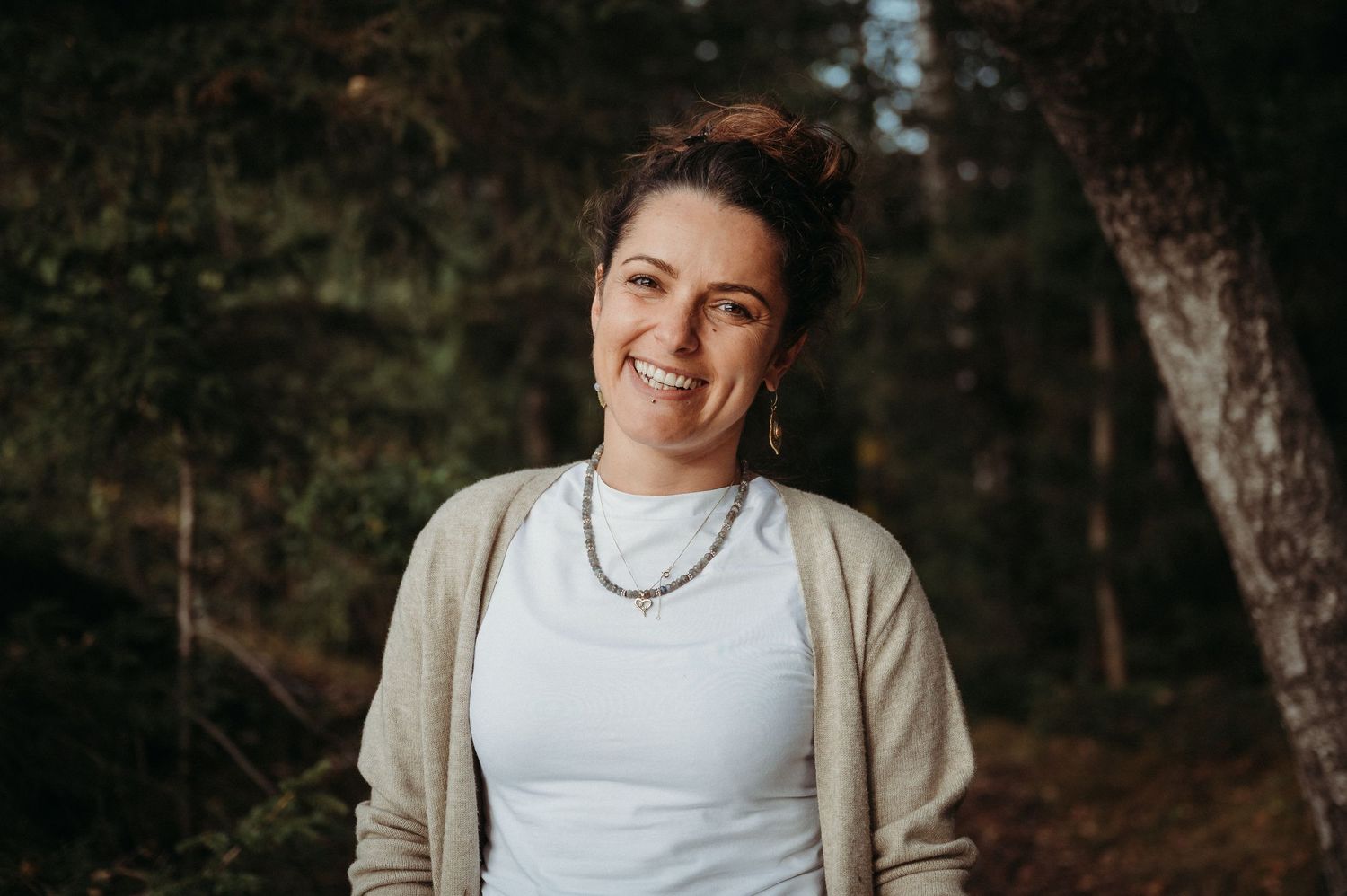 Businessportrait einer Kinesiologin im Outdoor-Setting – authentisch, offen und naturverbunden