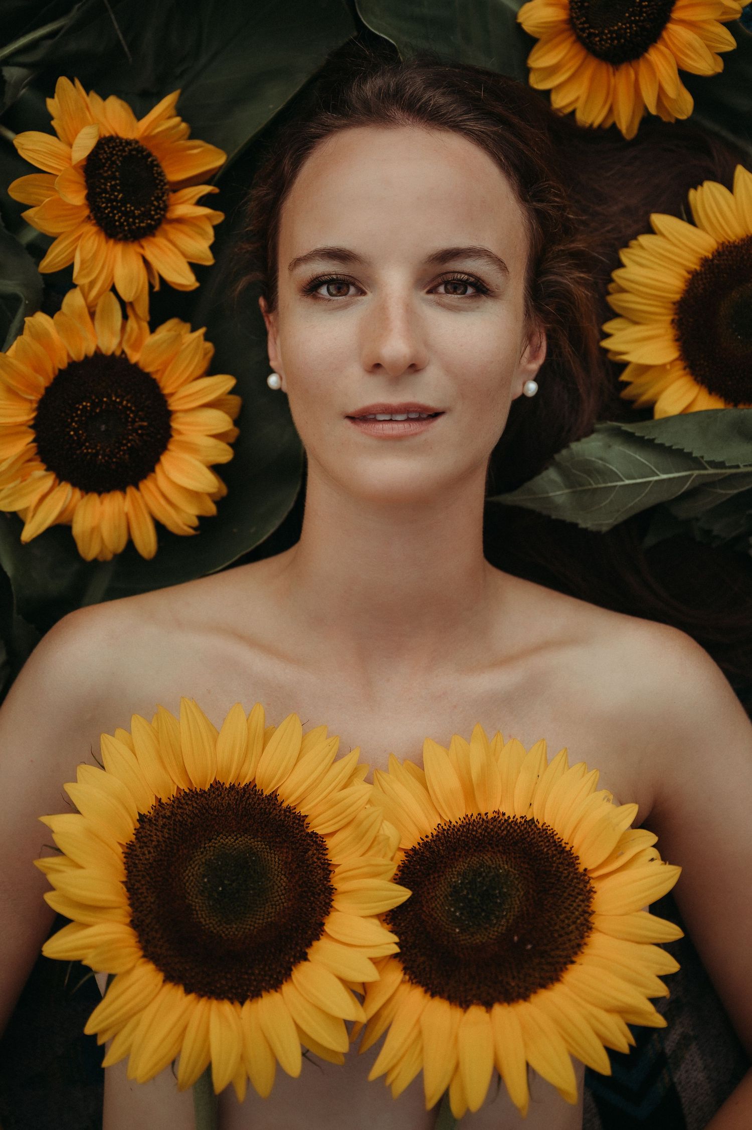 Sinnliche Boudoir-Portraits in der Natur – zartes Licht, Sonnenblumen und Selbstliebe im Fokus. Dein Shooting-Erlebnis in Thun.