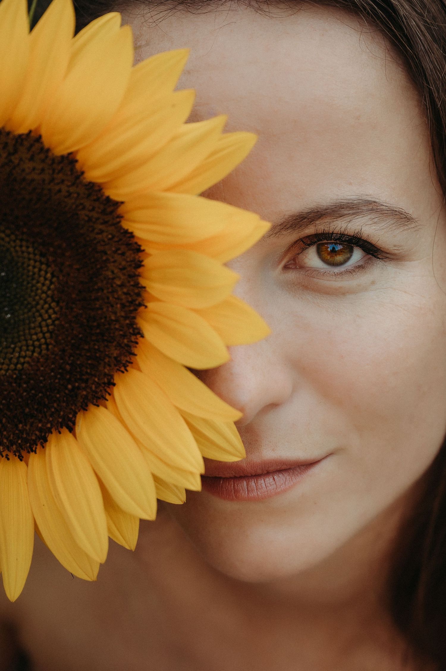 Verspielt, natürlich & frei – ein Selbstliebe-Shooting in Thun, das deine Persönlichkeit zum Blühen bringt. Boudoir mit Sonnenkraft.