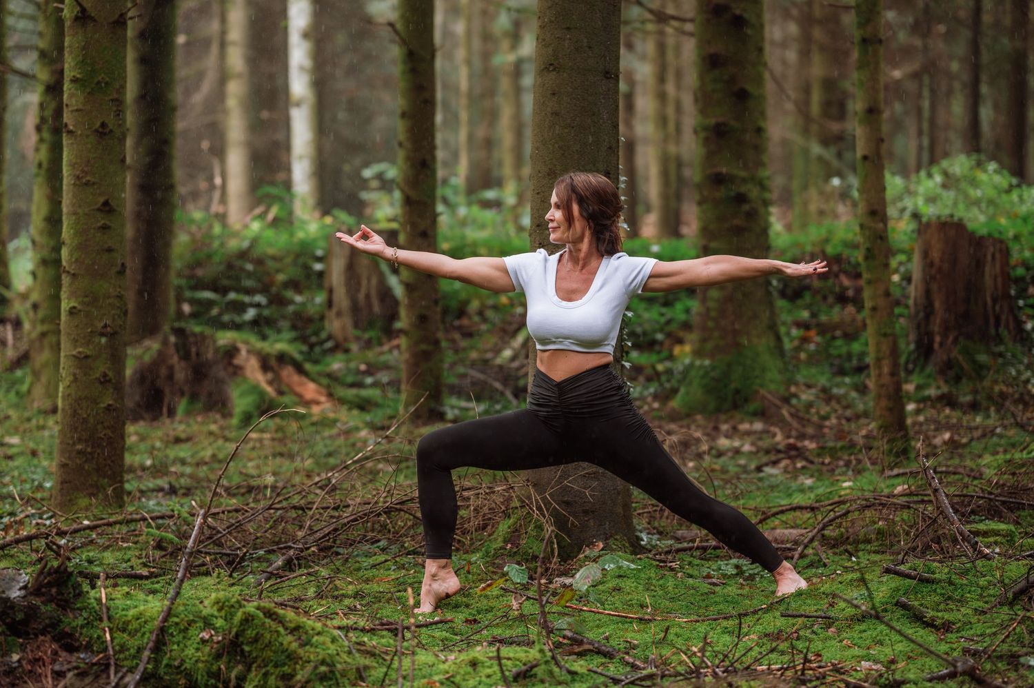 Businessportrait einer Yogalehrerin bei einer Asana im Wald – authentisch, geerdet und präsent