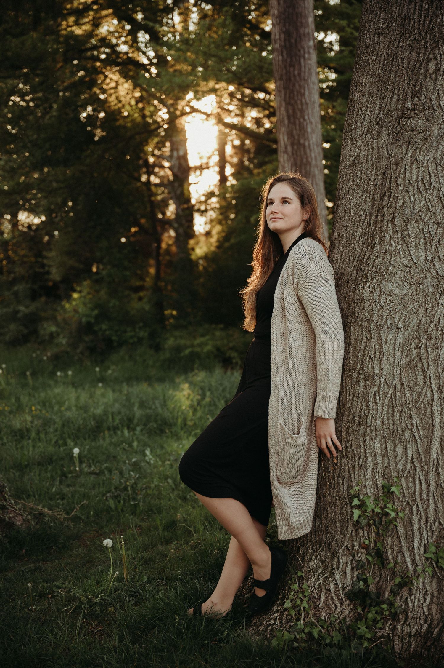 Lachende Frau in Wiese bei Sonnenuntergang – natürliches Portrait in warmem Licht, Frühlingsstimmung und Lebensfreude im Grünen.