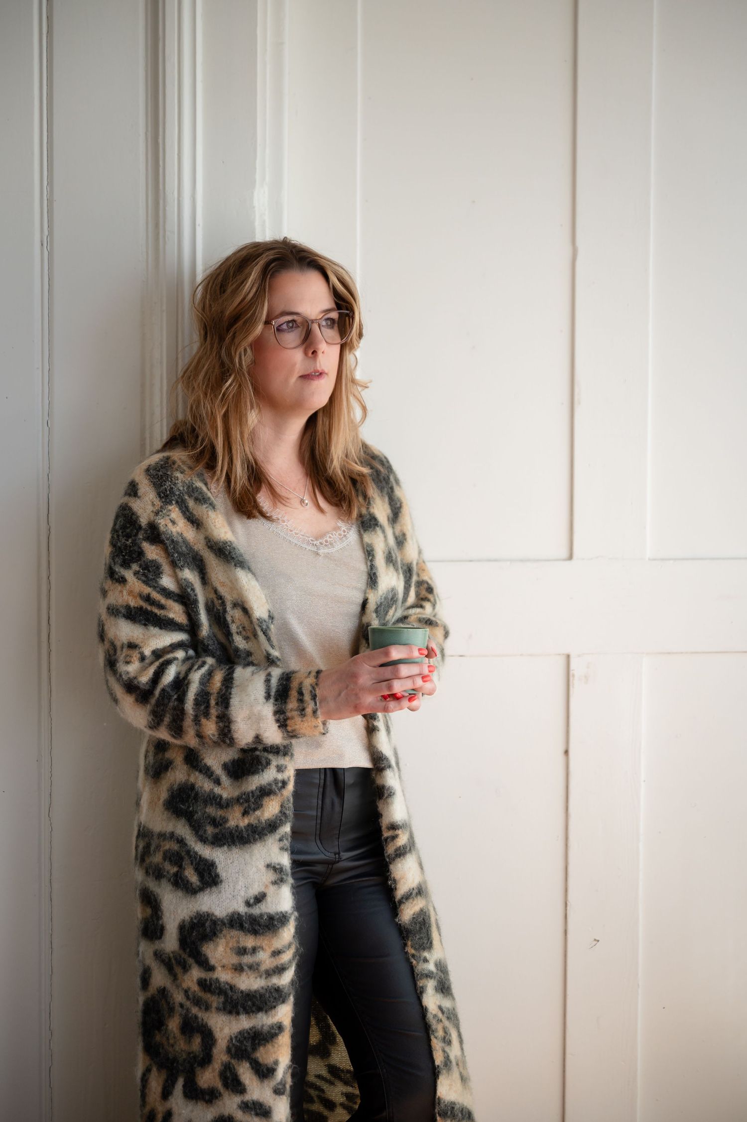 Businessfoto einer Frau mit Brille und Leoparden-Cardigan – authentisches Portrait für Coaching oder Beratung im Raum Bern