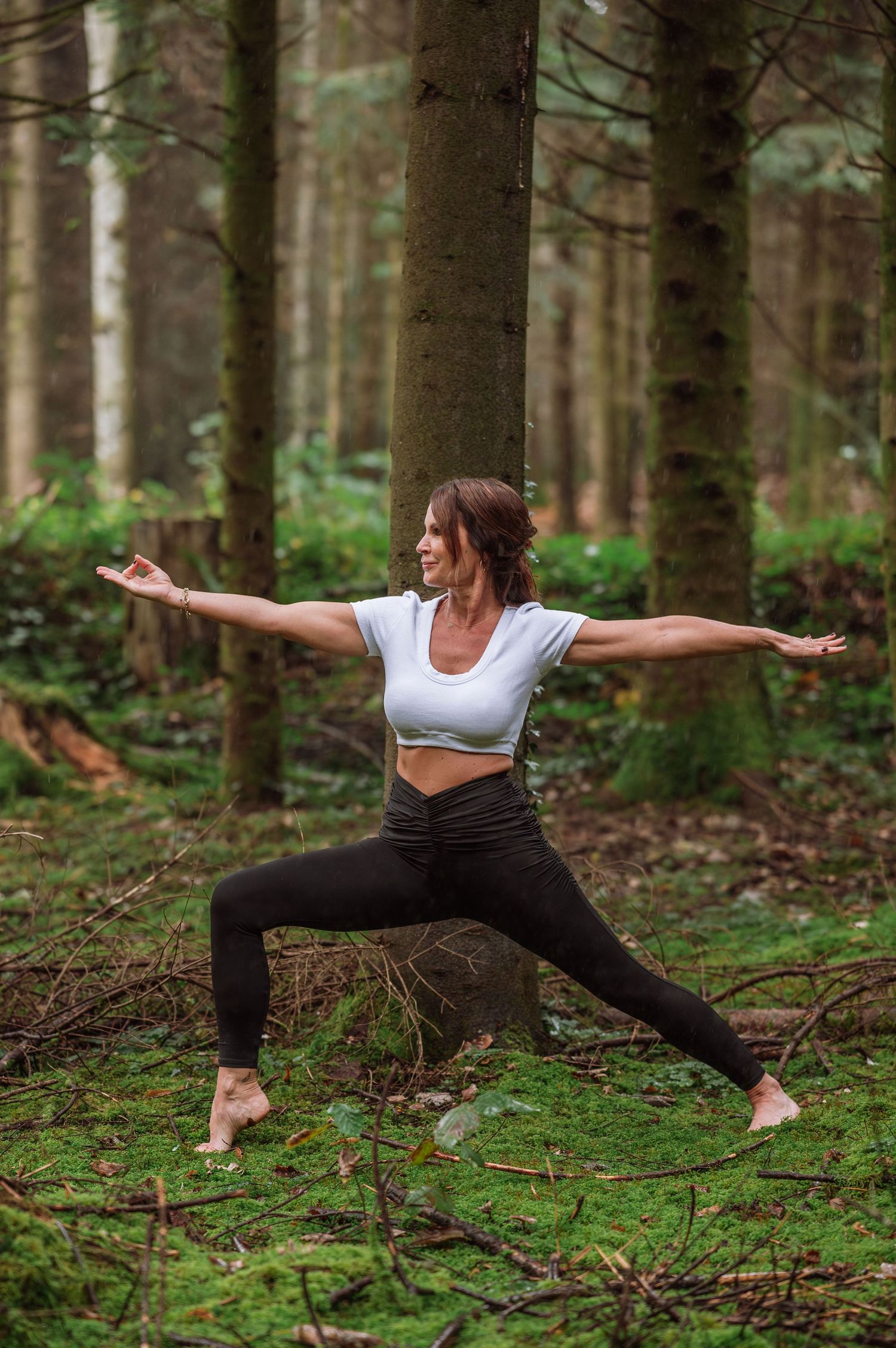 Businessportrait einer Yogalehrerin bei einer Asana im Wald – authentisch, geerdet und präsent
