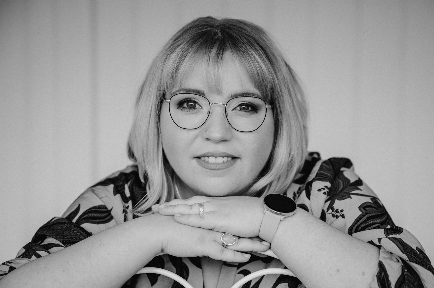Authentisches Porträt einer jungen Frau mit Brille im Studio. Selbstliebe-Shooting in Thun. Natürliches Licht, starker Ausdruck.