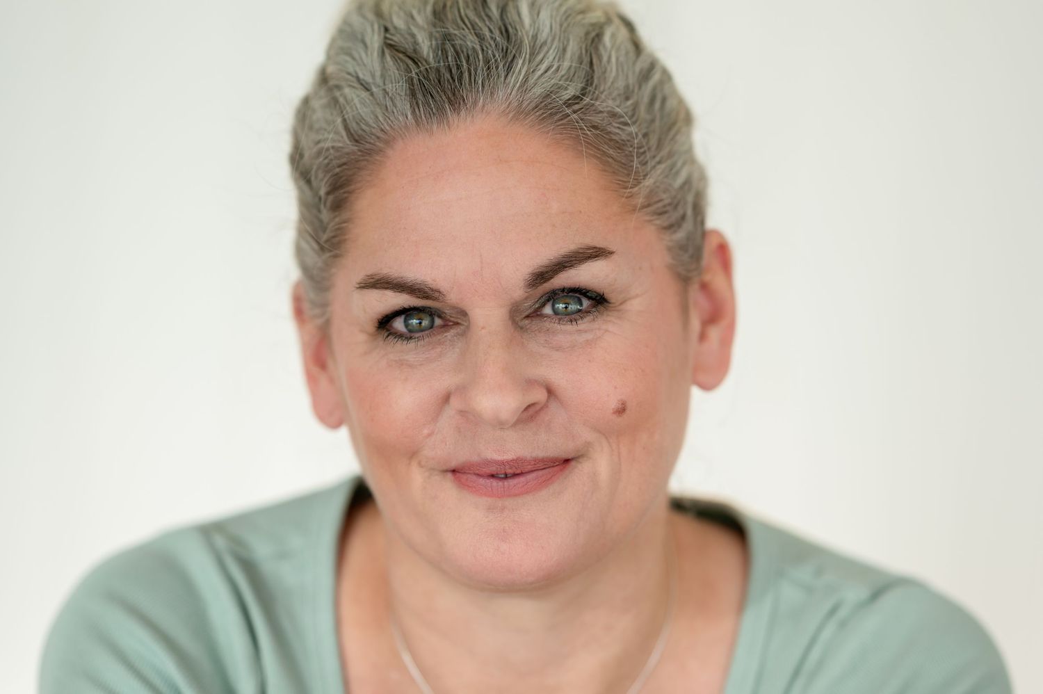 Frau mit grauem Dutt bei einem Foto-Shooting Thun