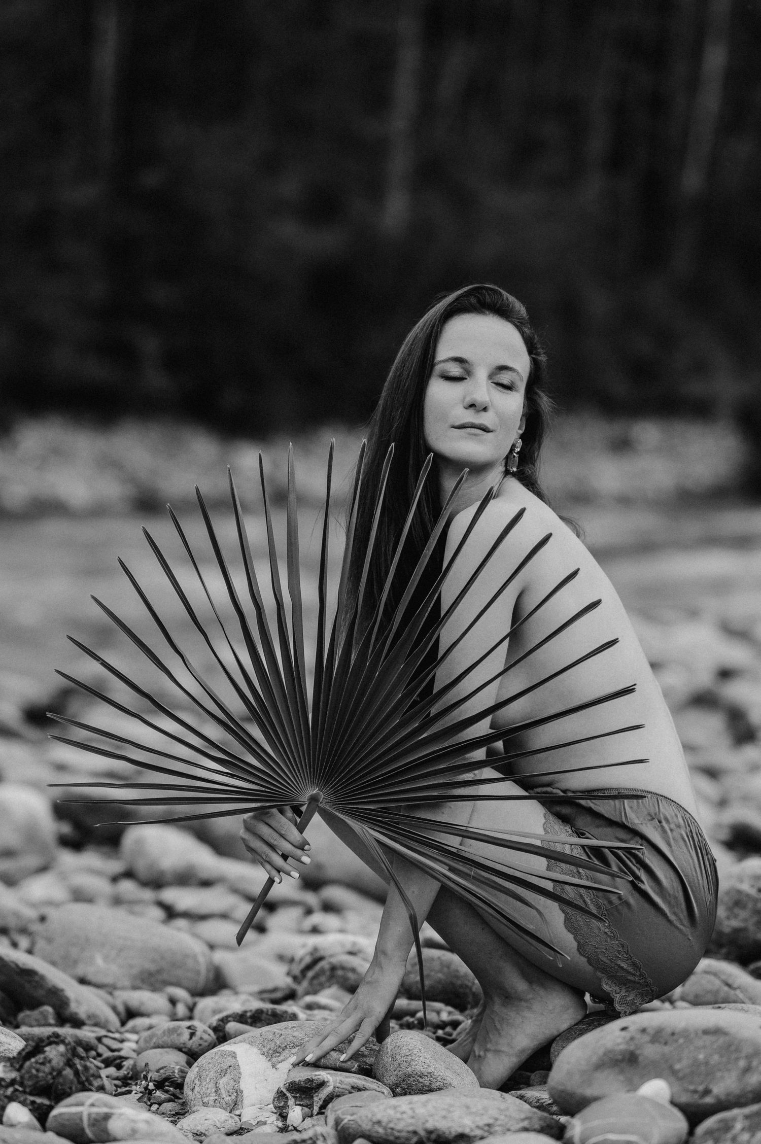 Boudoir trifft Natur: Sinnlich, zart und voller Selbstliebe – dein Fotoshooting in Thun, das dich in deinem schönsten Licht zeigt.