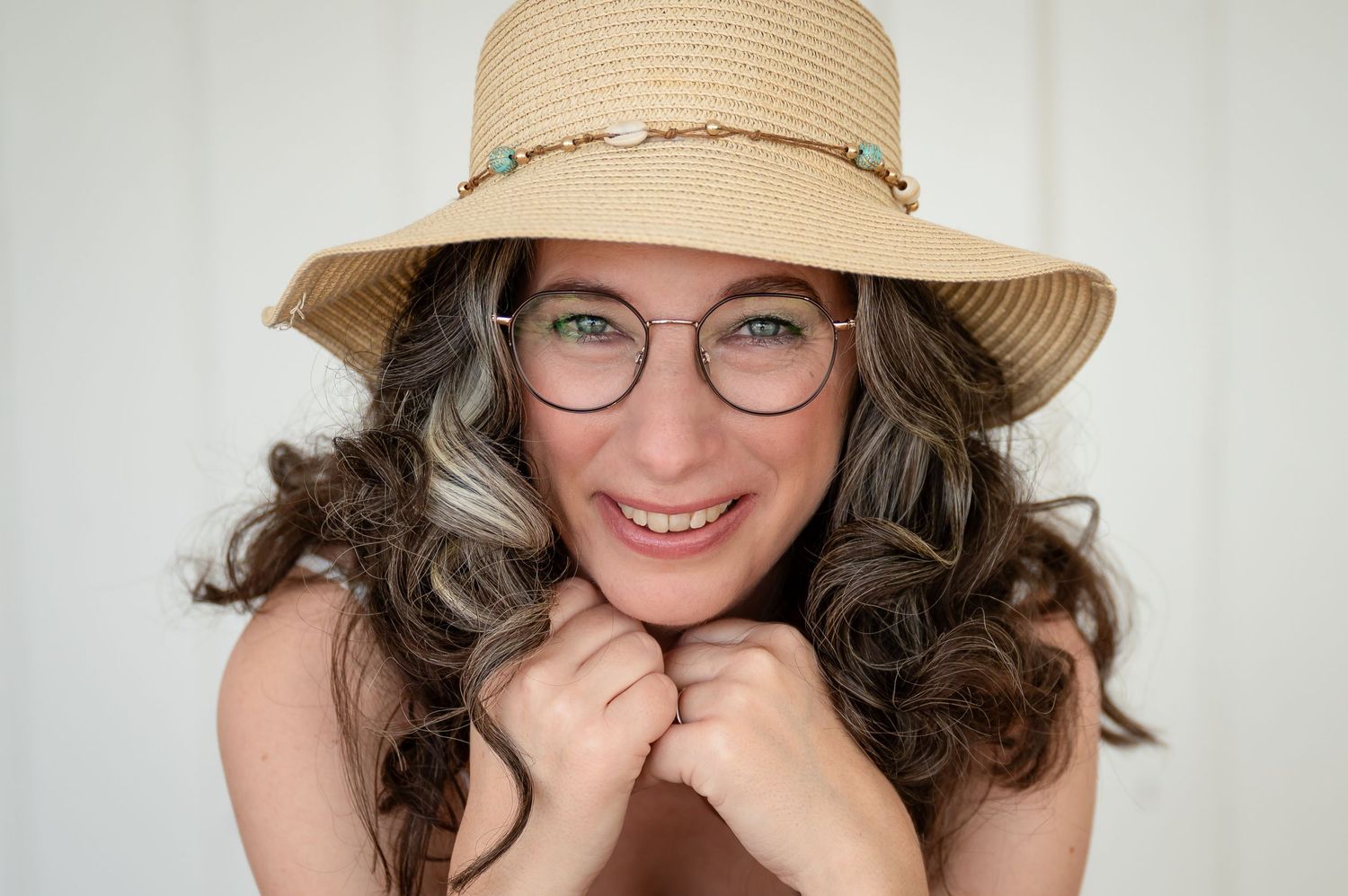 Beraterin für ätherische Öle mit Strohhut – natürliches und nahbares Portrait aus einem Shooting im Raum Bern