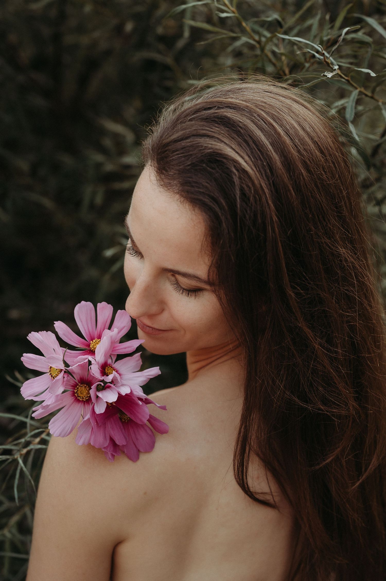 Zarte Boudoirfotografie in der Natur bei Thun – verspielt, feminin und ganz du selbst. Selbstliebe in voller Blüte.