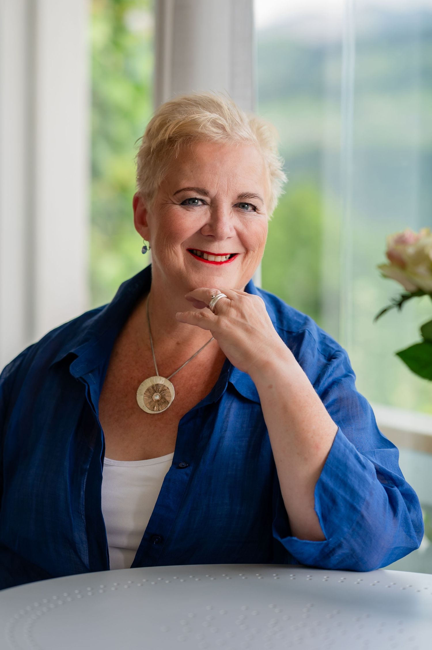 Ausdrucksstarkes Portrait einer Frau 60plus in Blau – Selbstliebe-Fotoshooting in Thun für mehr Sichtbarkeit und Selbstbewusstsein.