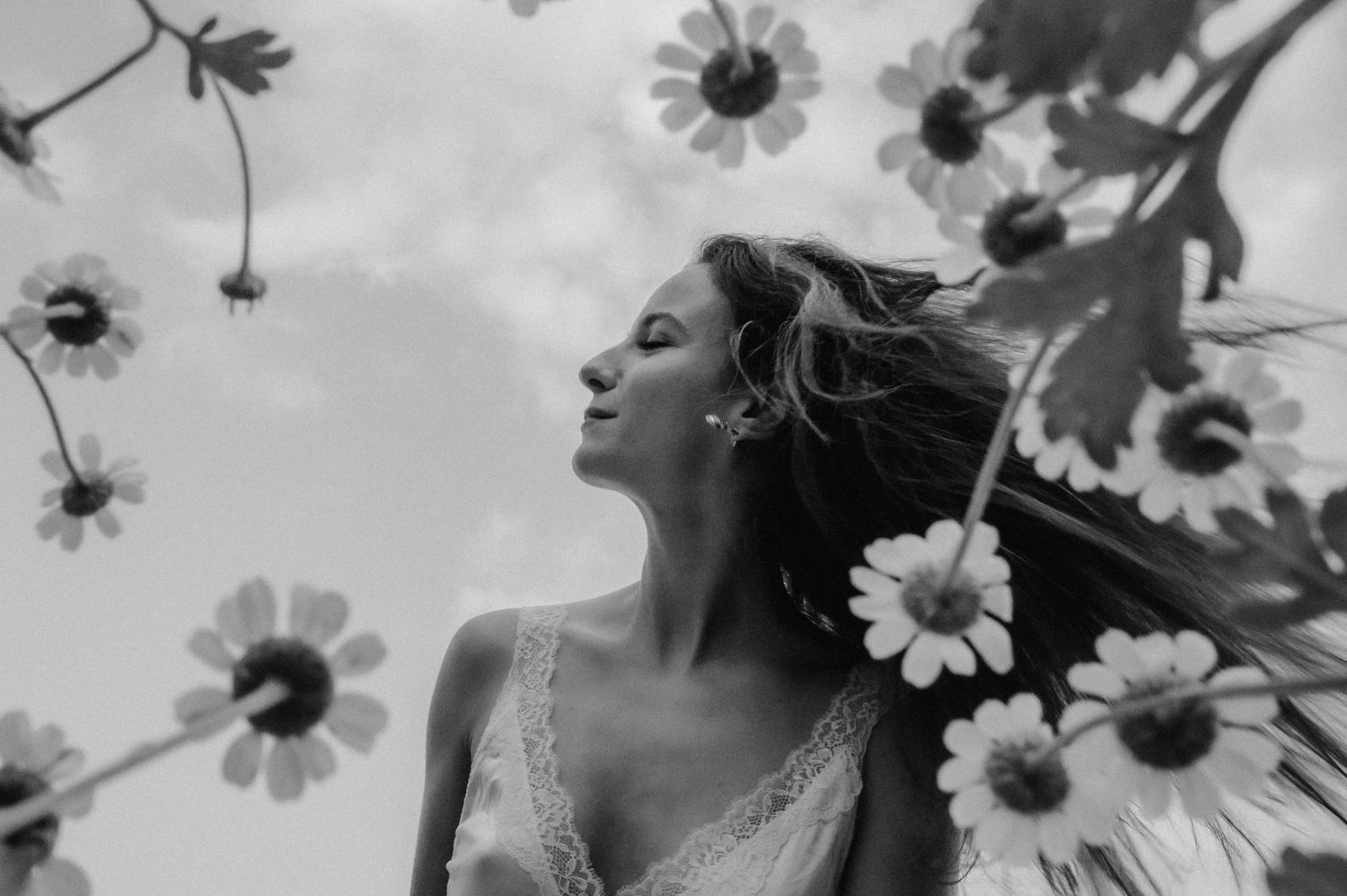 Boudoir trifft Natur: Sinnlich, zart und voller Selbstliebe – dein Fotoshooting in Thun, das dich in deinem schönsten Licht zeigt.